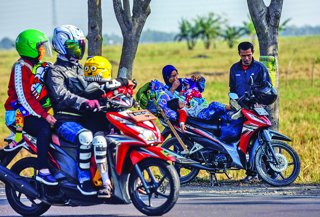 Mudik acapkali melibatkan perjalanan jauh yang melelahkan sehingga rentan bagi ibu hamil, balita, dan kaum lanjut usia.