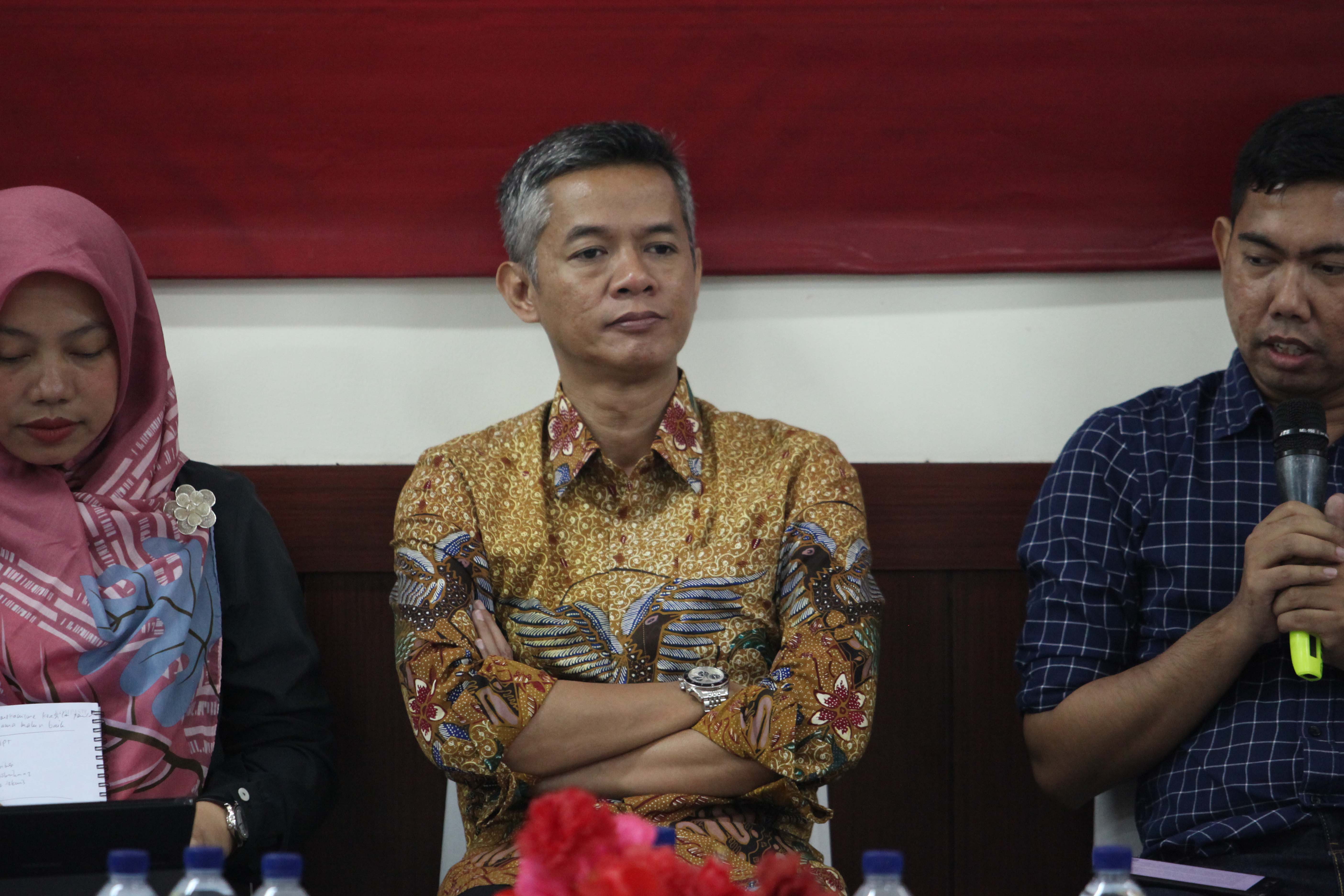  Komisioner KPU Wahyu Setiawan (Tengah).