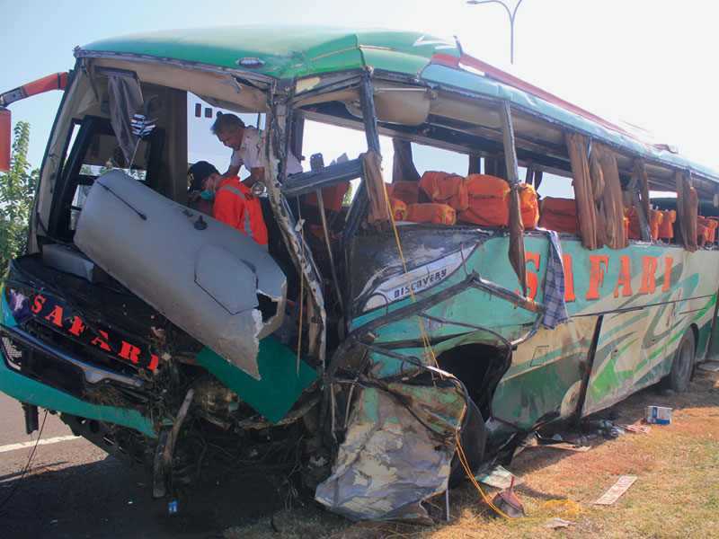 Petugas Komite Nasional Keselamatan Transportasi (KNKT) melakukan identifi kasi bus Safari yang mengalami kecelakaan di Tol Cipali.