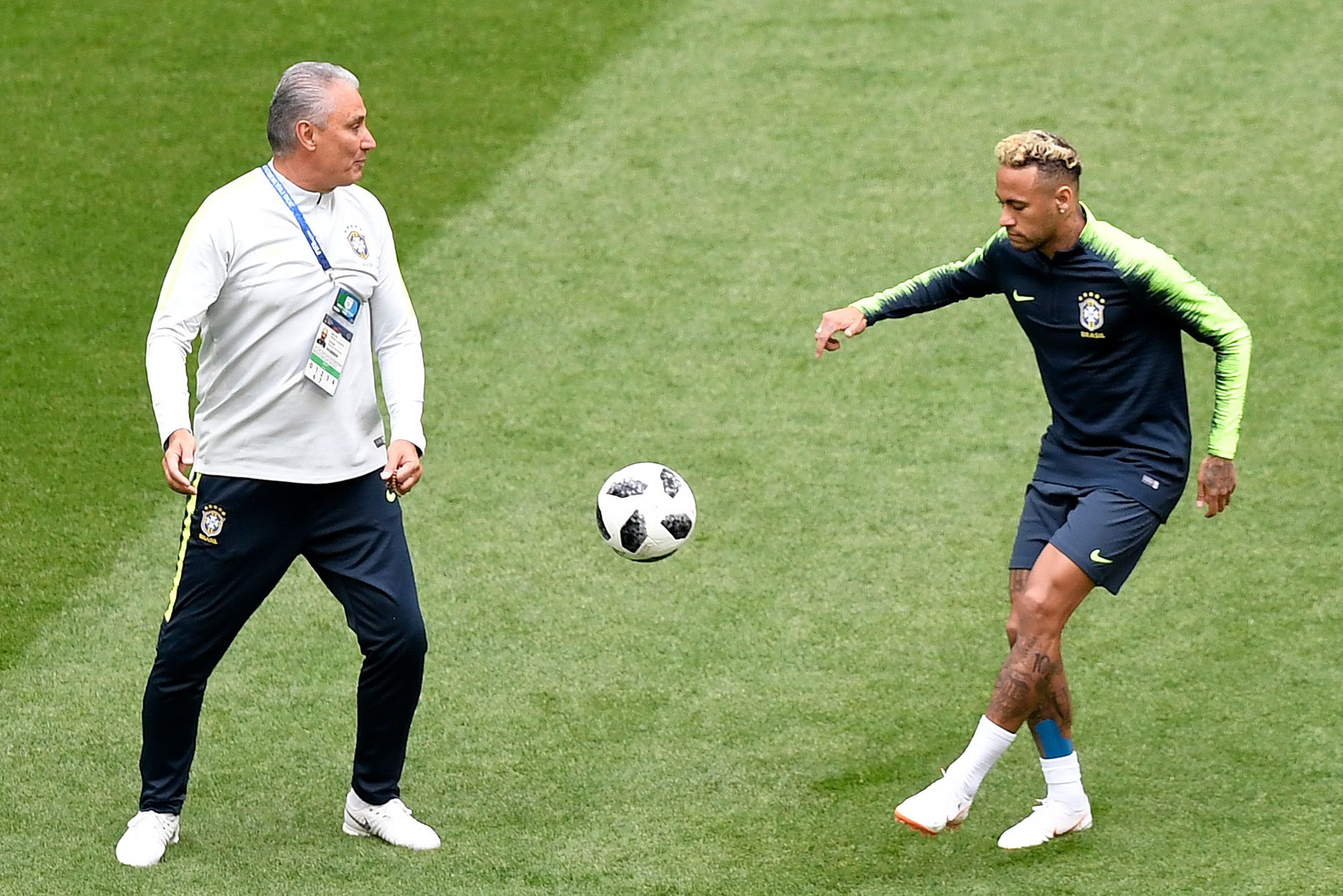 Pelatih Brasil Tite (kiri) dan Neymar