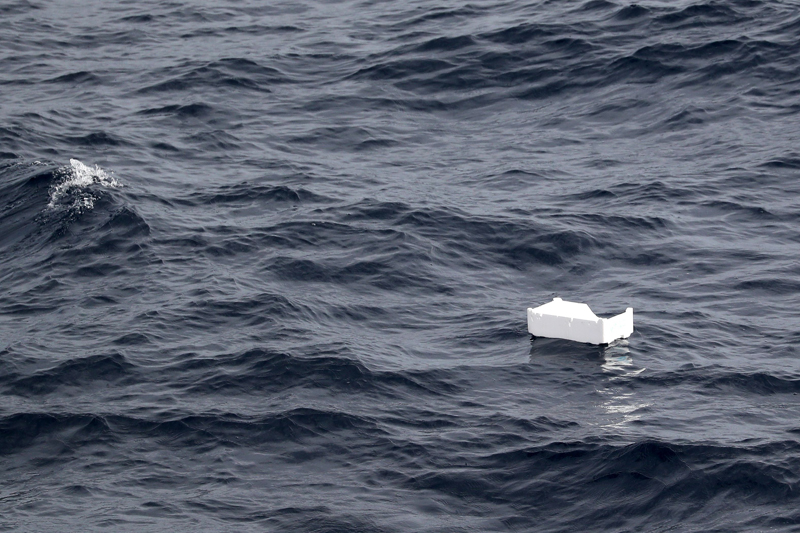 sampah plastik yang mengapung di laut mediterania.
