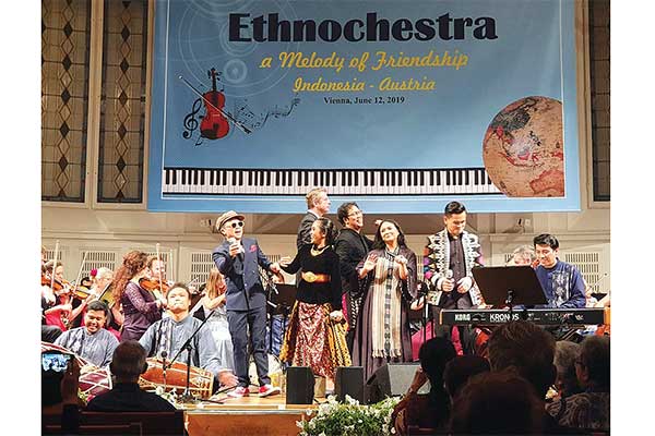 Para penyanyi, yaitu Gita Gutawa, Shandy Sondoro, Gabriel Harvianto, dan Woro Mustiko, tampil diiringi ethnochestra dalam perpaduan musik et