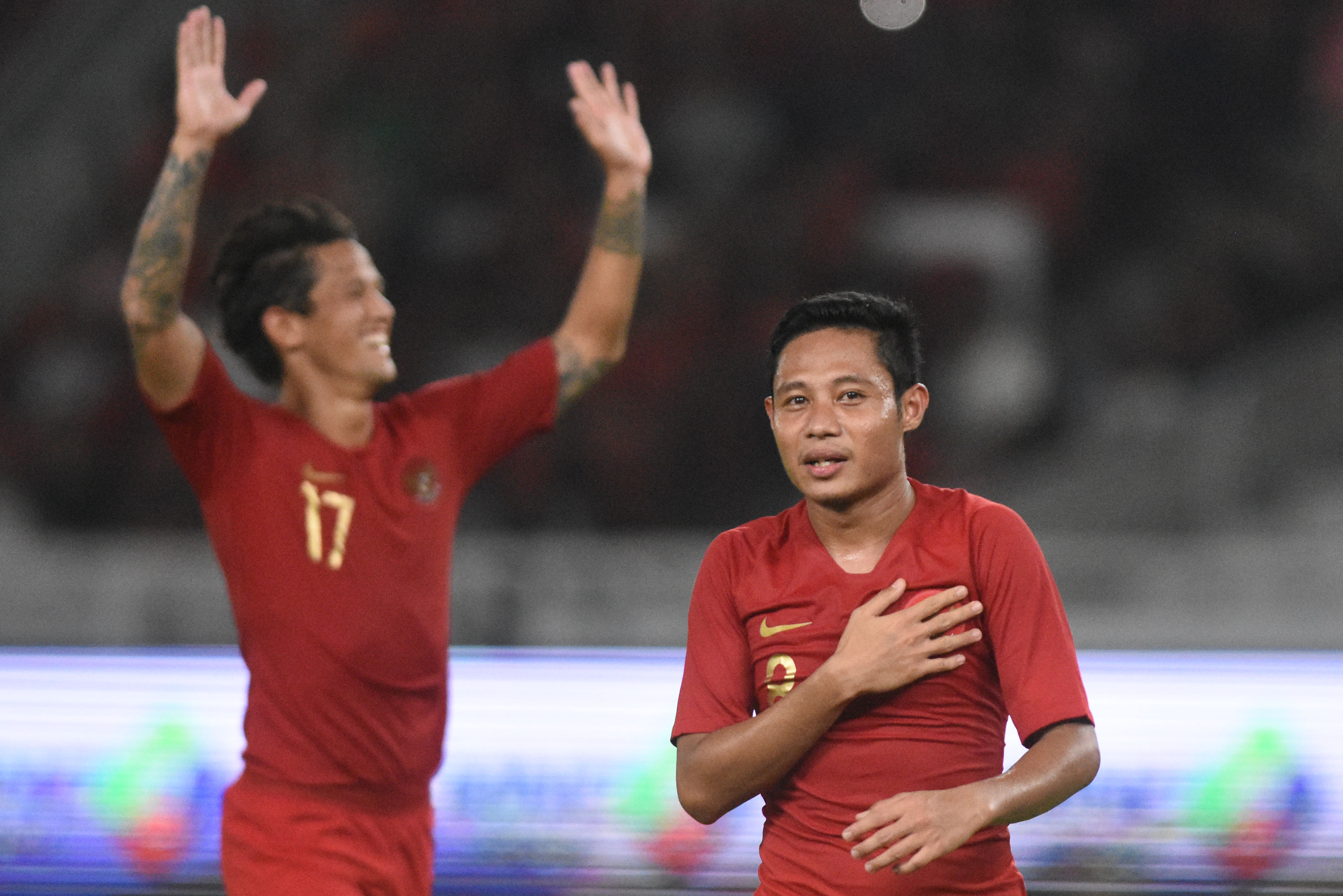 Pesepak bola timnas Indonesia Evan Dimas Darmono (kanan) melakukan selebrasi dengan rekannya usai mencetak gol ke gawang timnas Vanuatu.