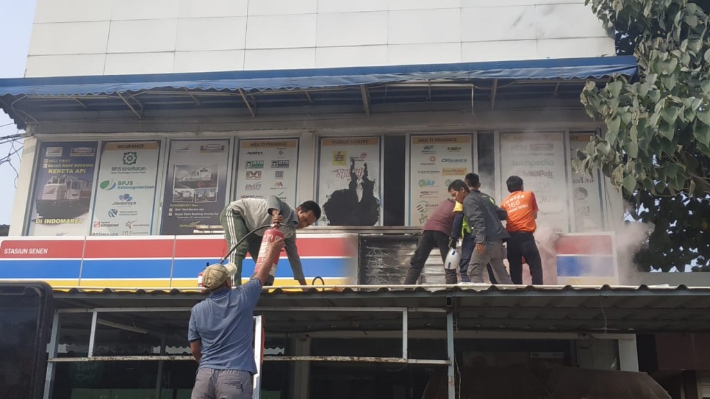 Indomaret Stasiun Senen terbakar.