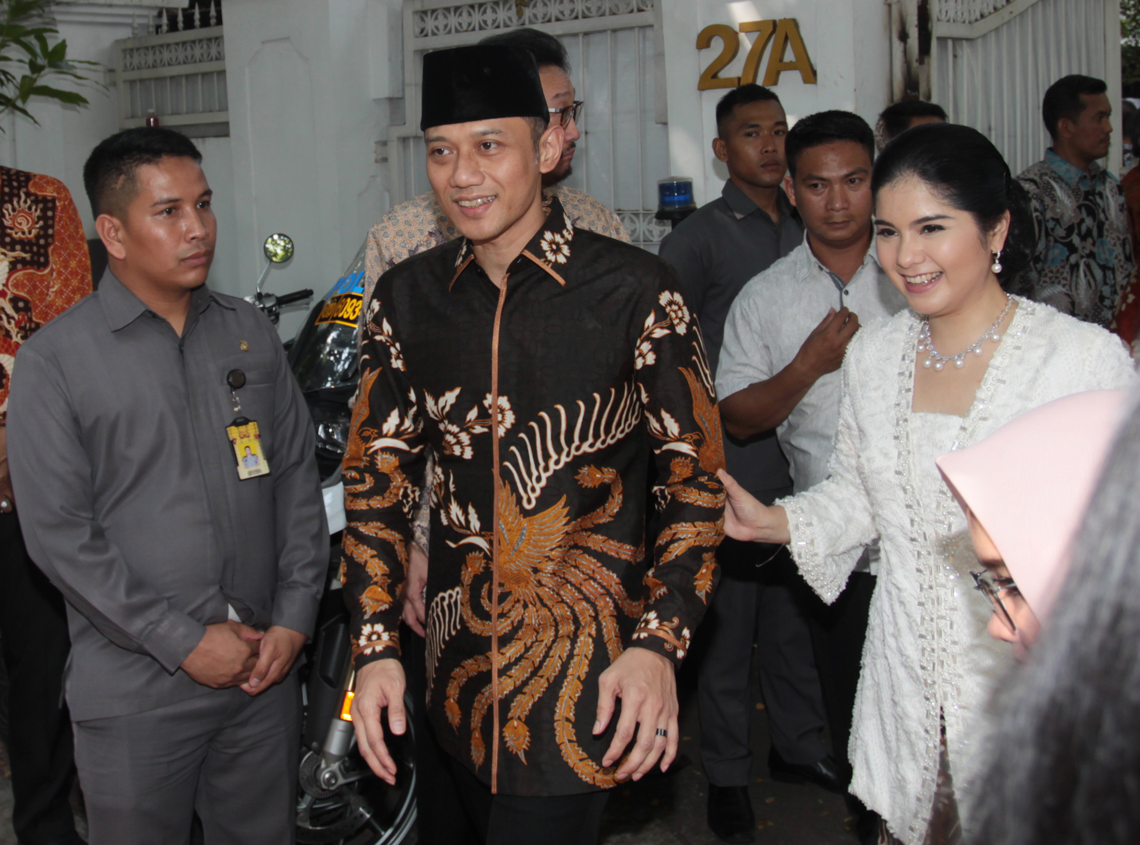 Agus Harimurti Yudhoyono (kiri) bersama istri Annisa Pohan