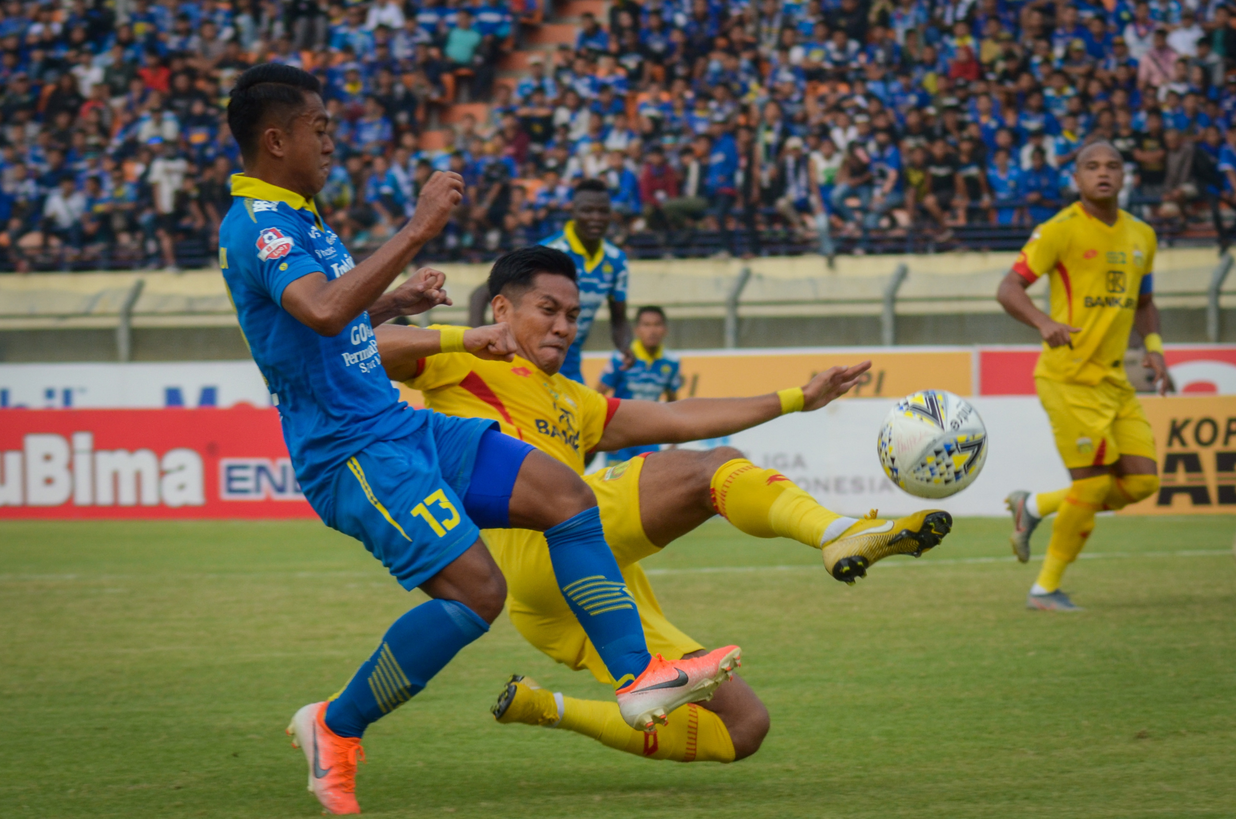 Pesepak bola Persib Bandung Febri Hariyadi (kiri) berusaha melewati pesepak bola Bhayangkara FC Jajang Mulyana (kedua kiri)
