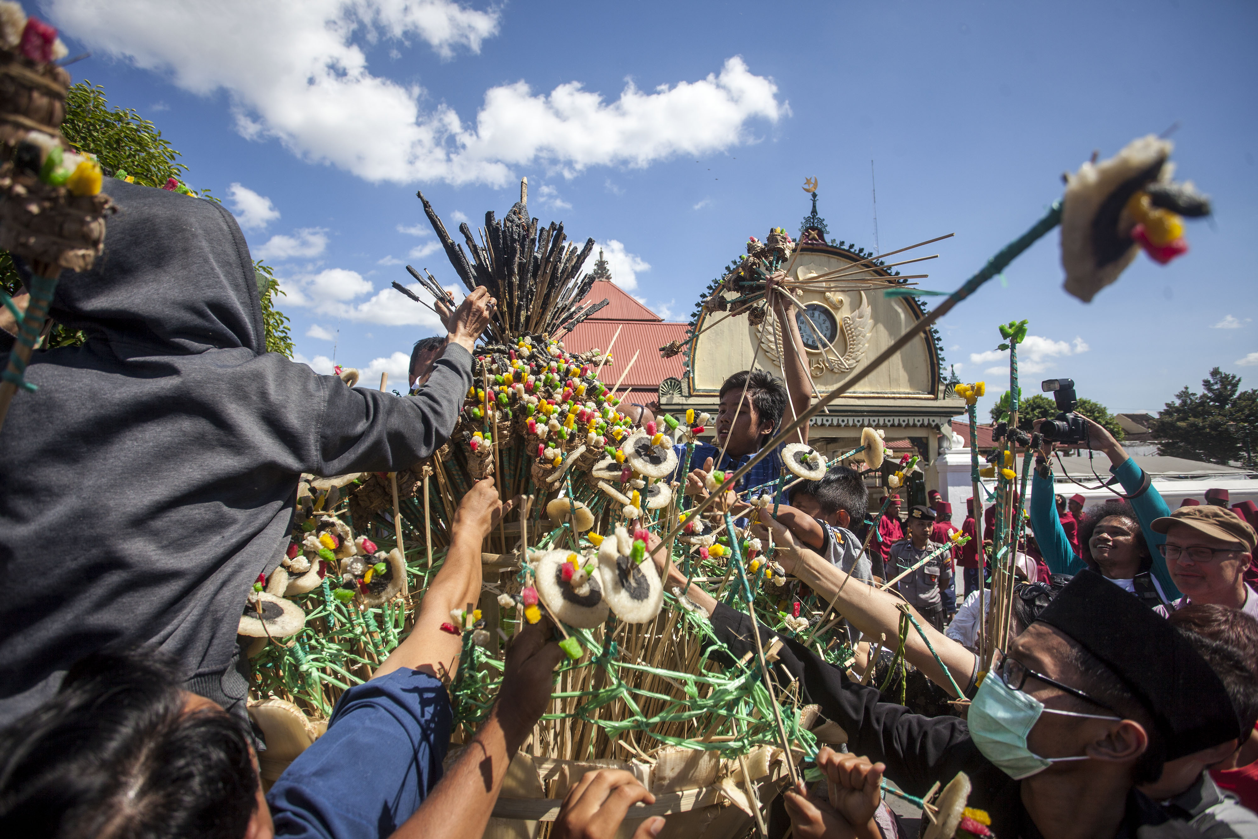 Sejumlah warga berebut gunungan saat prosesi adat Grebeg Syawal 1439 H di halaman Masjid Gede Kauman, Yogyakarta.