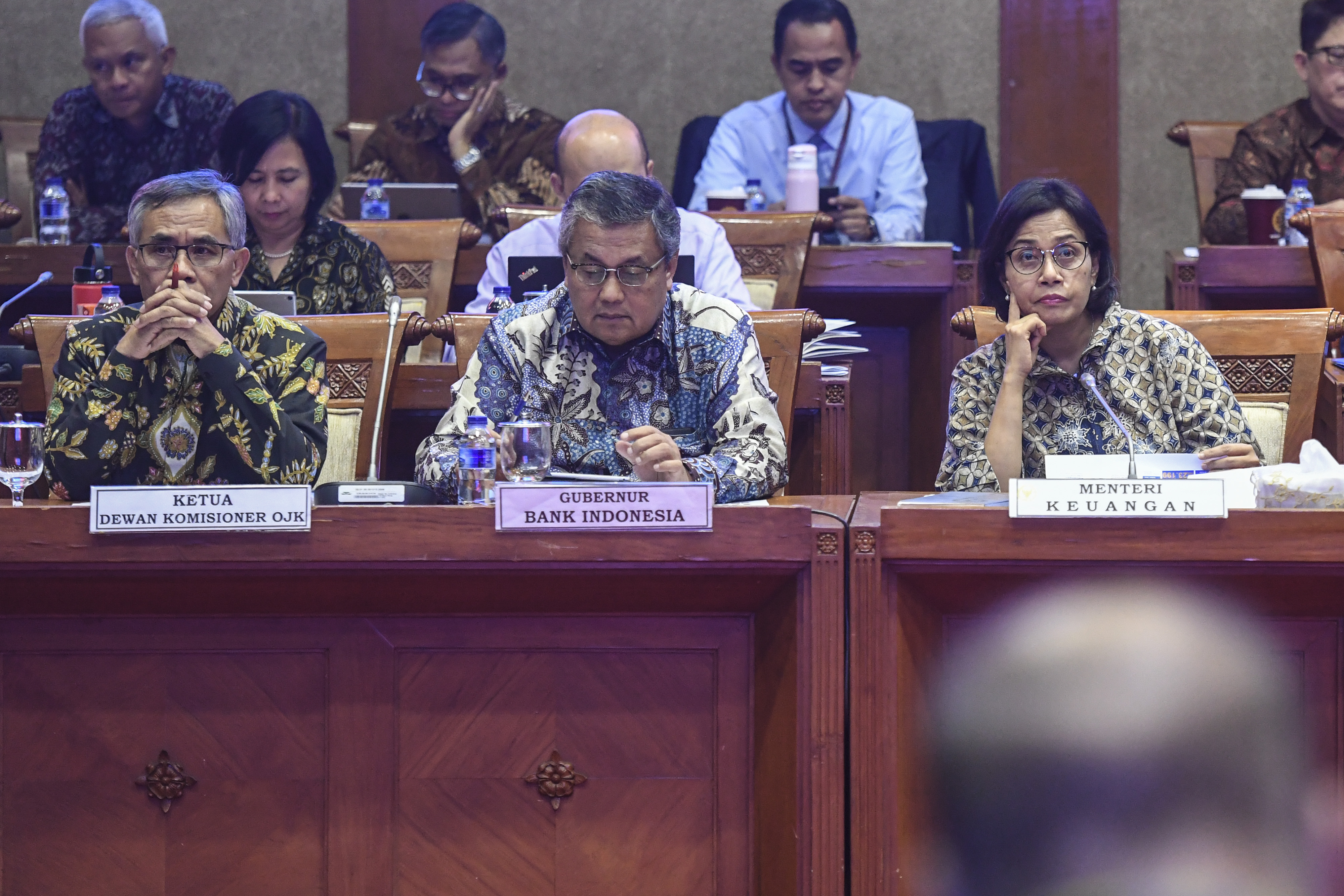 Menkeu Sri Mulyani (kanan), Gubernur BI Perry Warjiyo (tengah) dan Ketua OJK Wimboh Santoso (kiri) mengikuti rapat kerja di DPR, hari ini.