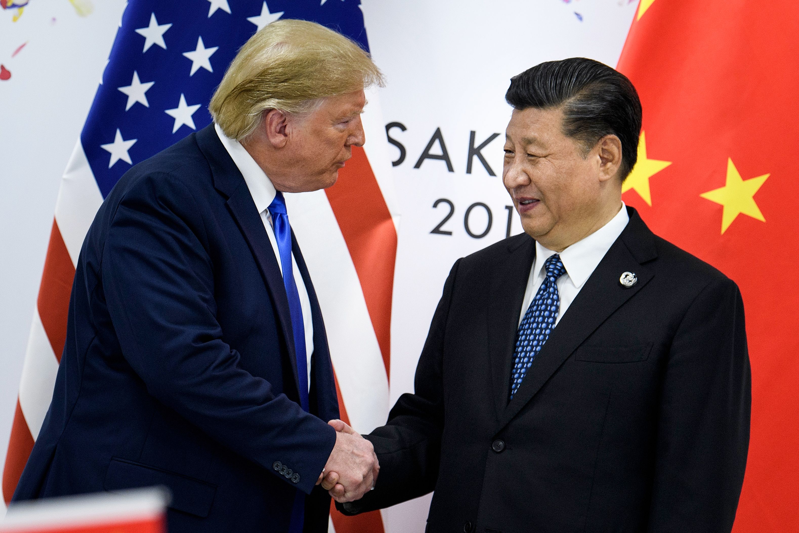 Presiden Cina Xi Jinping (kanan) berjabat tangan dengan Presiden AS Donald Trump