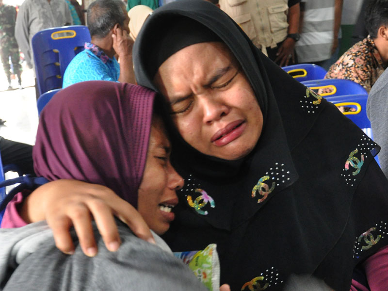 Keluarga korban kebakaran pabrik korek gas api menangis saat menunggu proses identifikasi di Rumah Sakit Bhayangkara Polda Sumut di Medan.