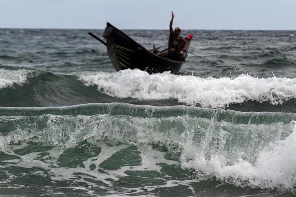 Foto ilustrasi gelombang tinggi.