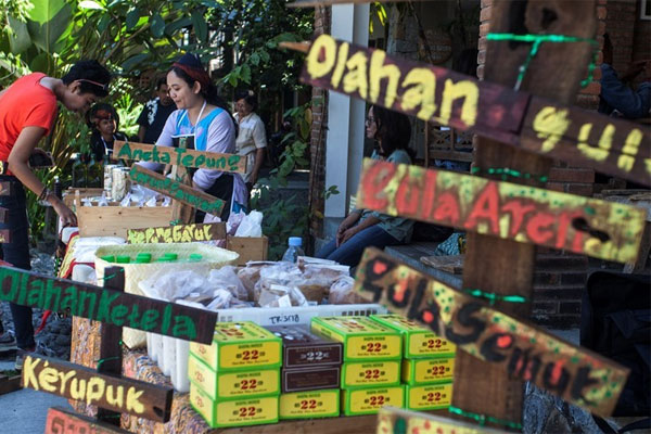 Pelaku UMKM menjajakan produk dari bahan organik saat acara Pasar Seton atau Pasar Sabtu di Kedai Animalika, Jl Kaliurang, Sleman