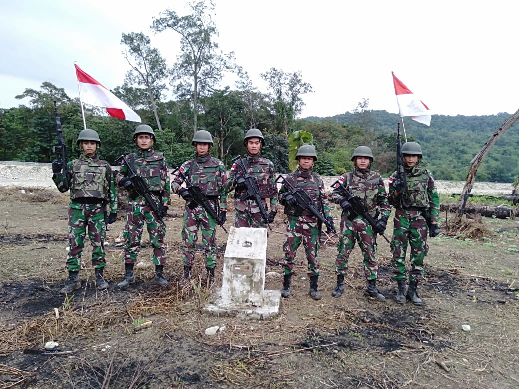 Patroli patok Pilar Batas Negara (PBN) Nomor 100 perbatasan RI–RDTL oleh Satgas Yonif Mekanis 741/GN Pos Haslot, Dusun Motamasin, NTT