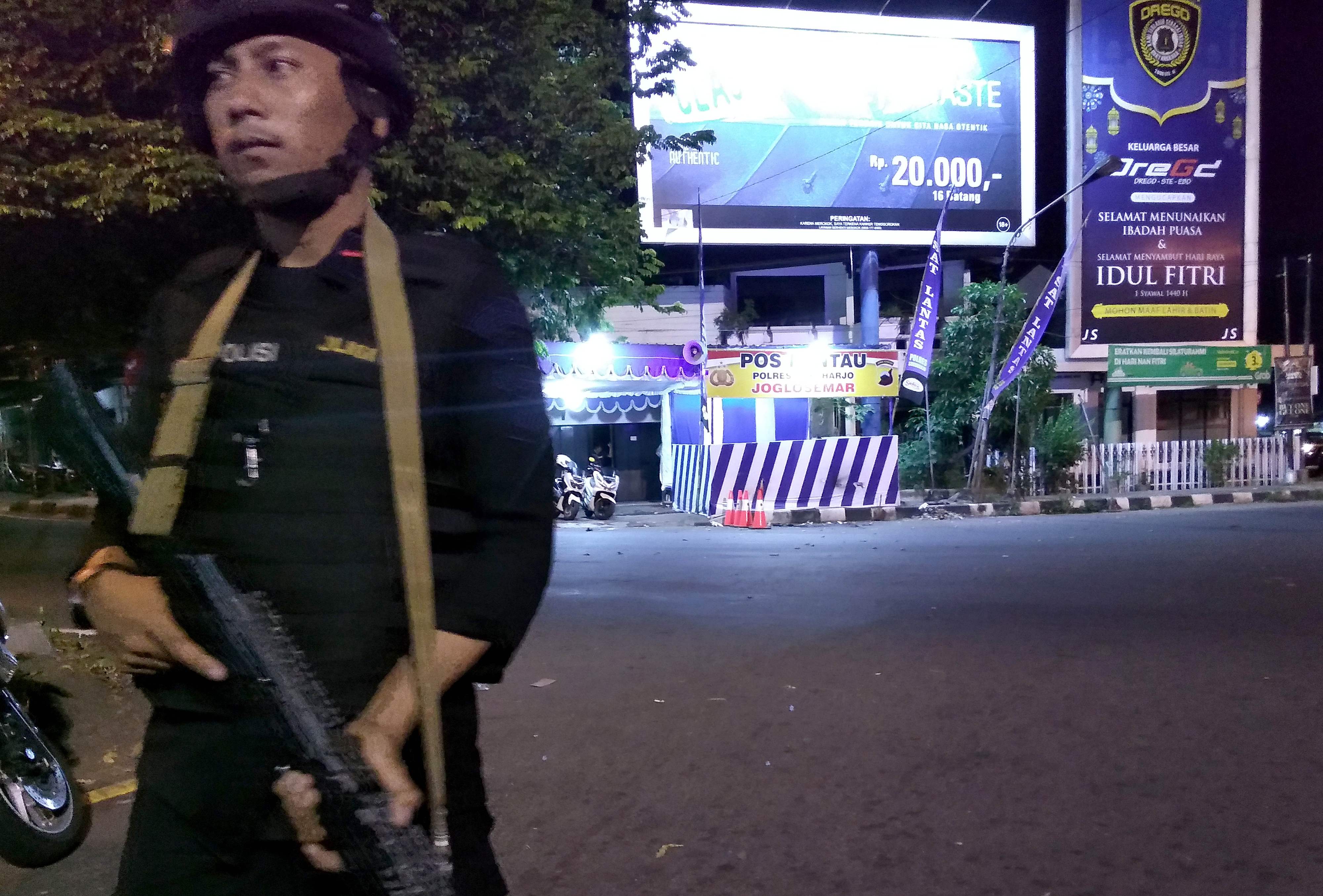 Polisi berjaga di depan pos pantau Kartasura usai aksi bom bunuh diri.