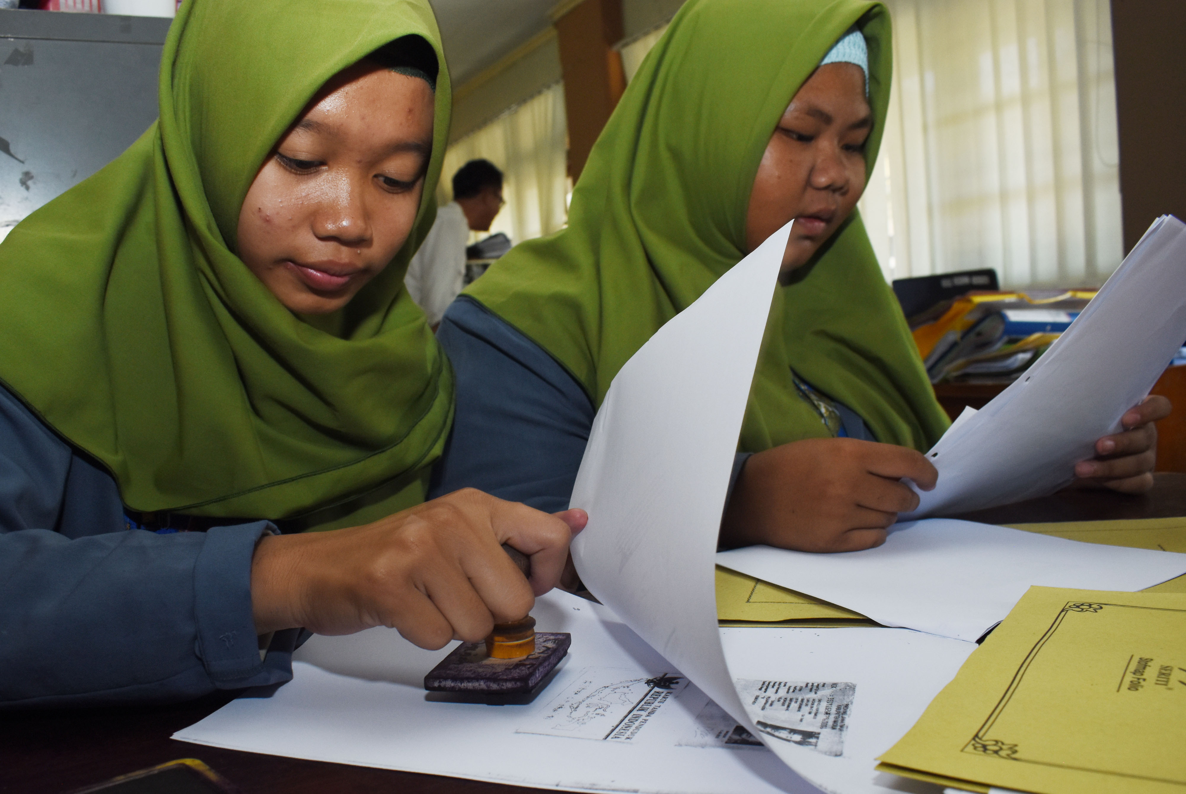 Ilustrasi--etugas melegalisir fotokopi berkas dokumen kependudukan di Dinas Kependudukan dan Pencatatan Sipil Kabupaten Madiun, Jawa Timur.