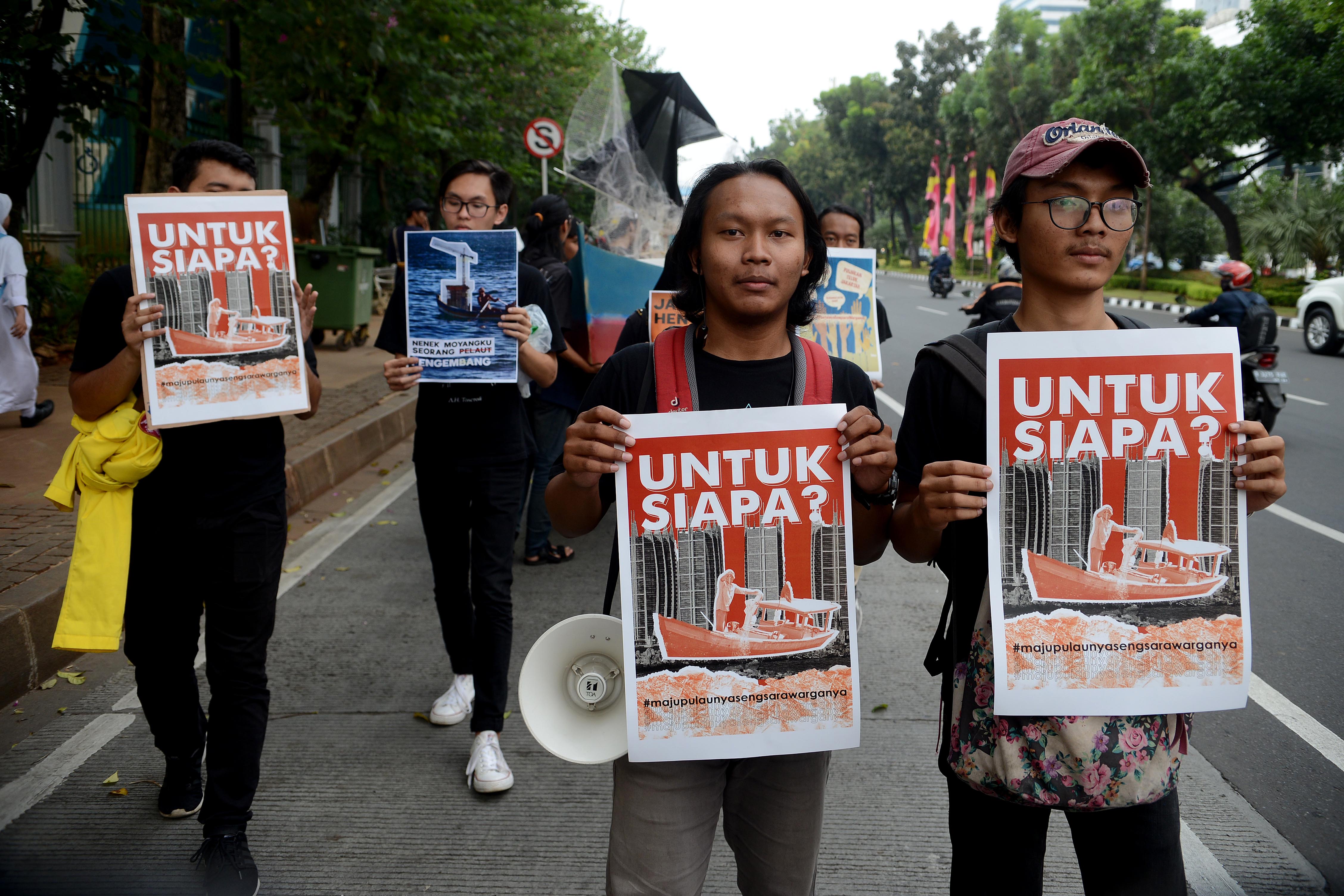 BEM UI menggelar aksi unjuk rasa damai mengkiritik inkonsistensi Gubernur DKI Jakarrta Anies Baswedan terkait pulau reklamasi.