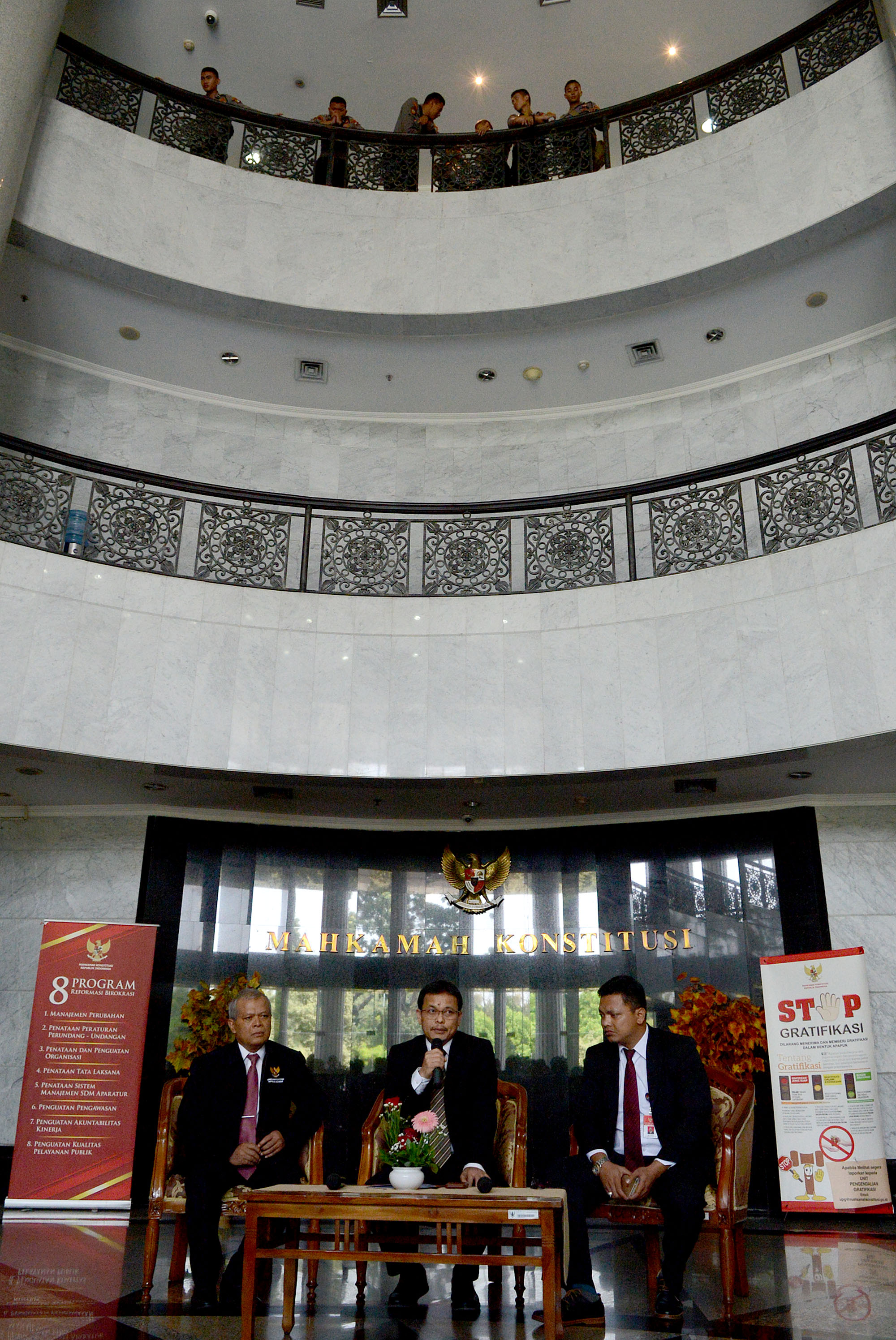 Sekjen Mahkamah Konstitusi (MK) Guntur Hamzah (tengah) didampingi Juru Bicara MK Fajar Laksono (kanan). 