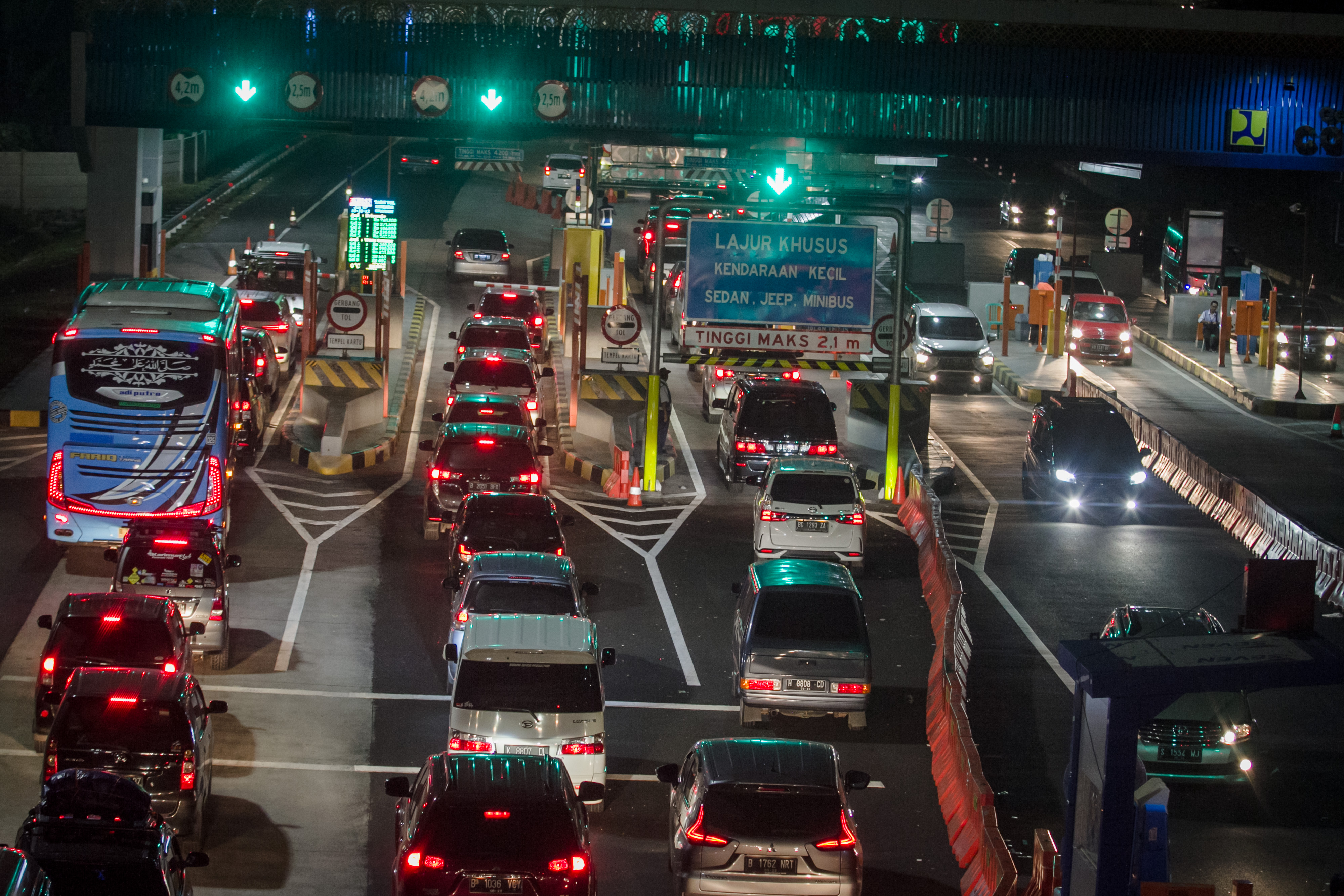 Antrean kendaraan masuk tol melalui Gerbang Tol Colomadu, Karanganyar, Jawa Tengah.