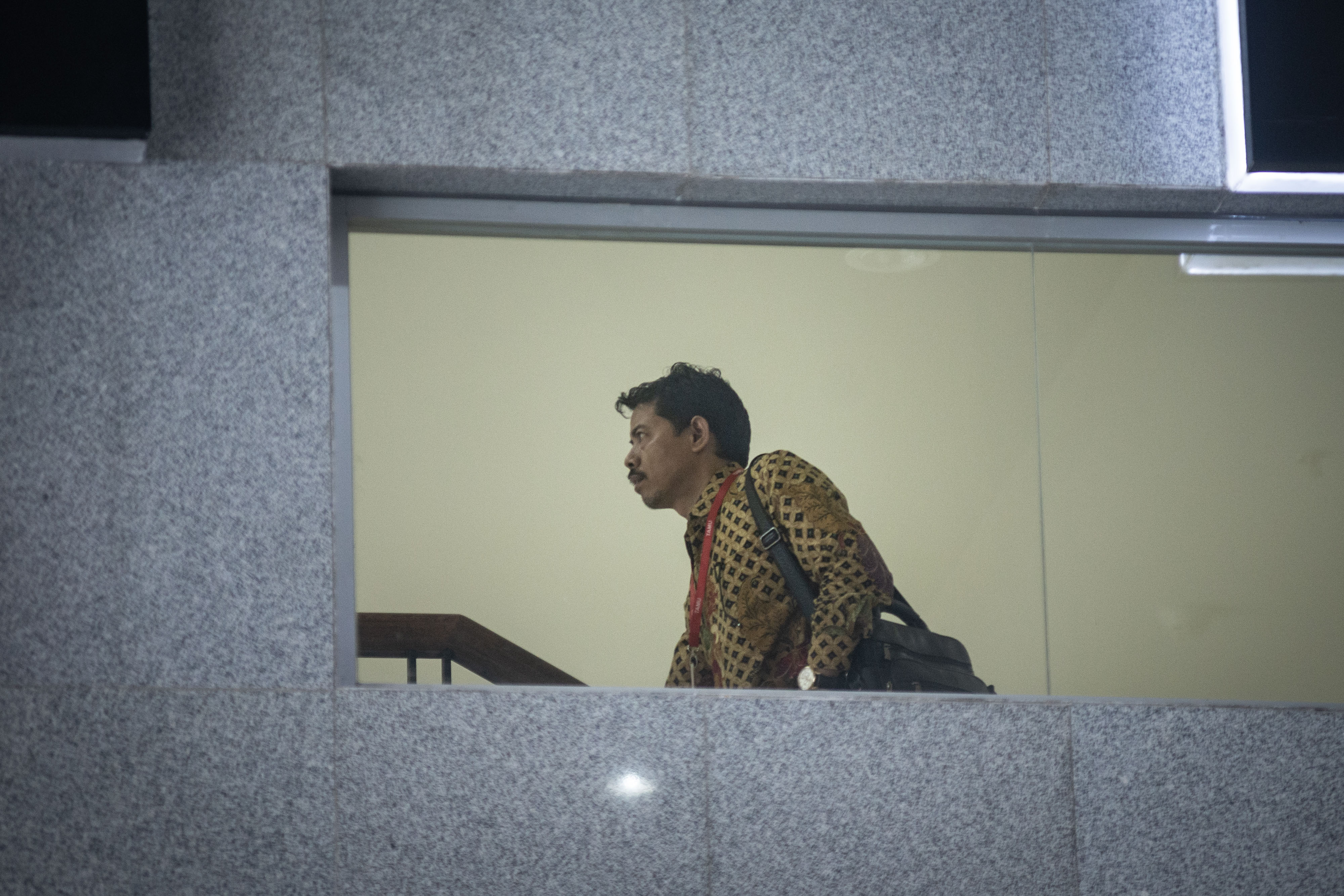 Calon Rektor Universitas Islam Negeri (UIN) Sunan Ampel, Masdar Hilmy bersiap menjalani pemeriksaan di Gedung KPK