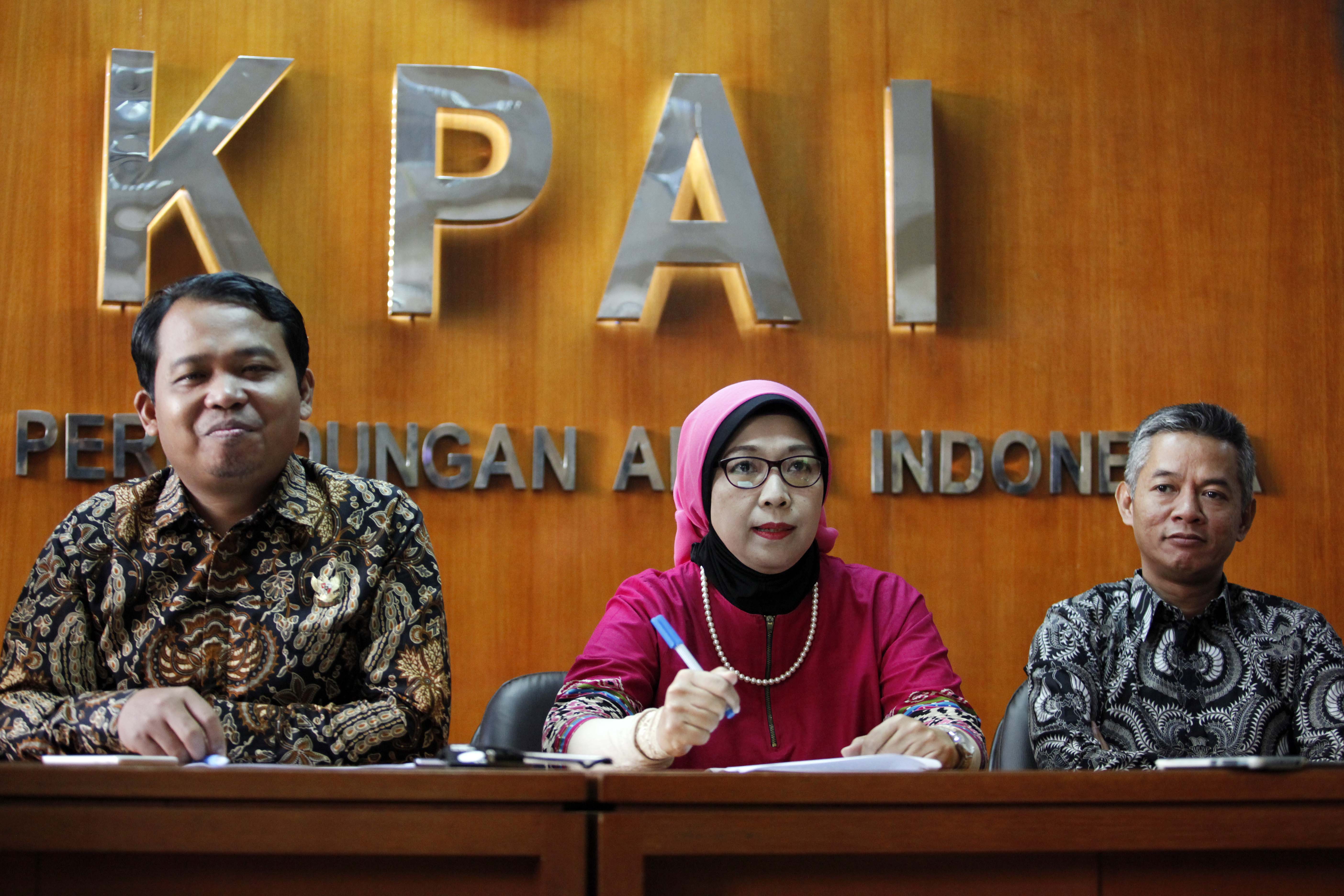 Ketua KPAI Sitti Hikmawatty (tengah)