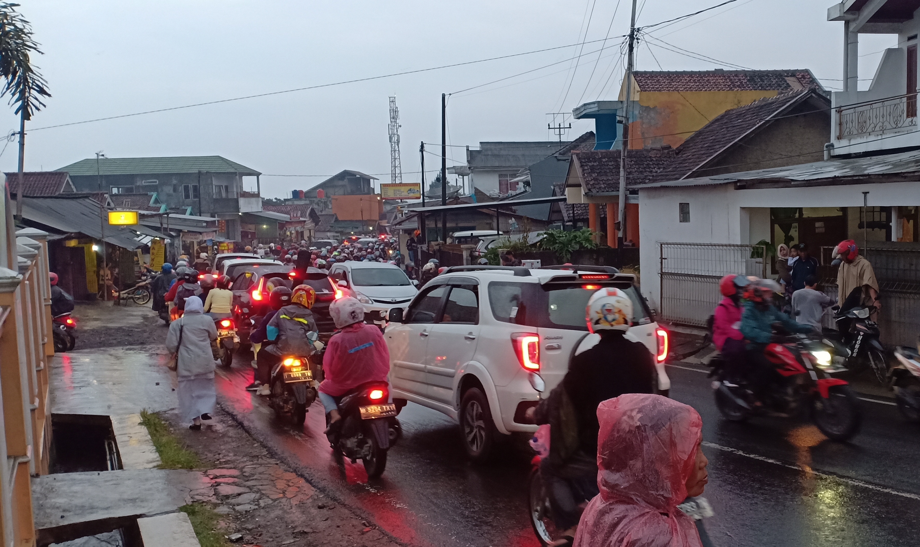 Macet di Jalan Tangkuban Parahu