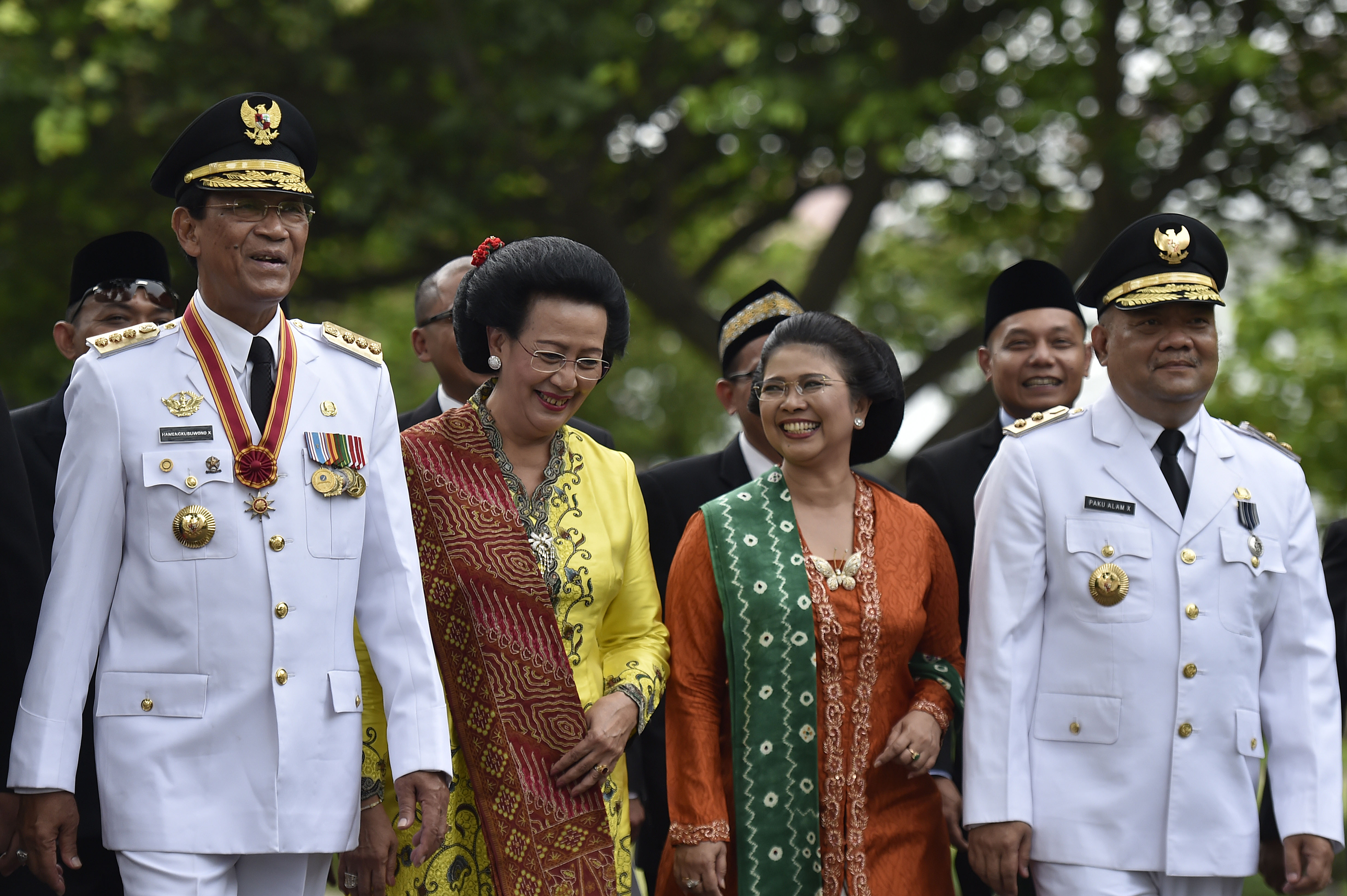Gubernur Daerah Istimewa Yogyakarta Sri Sultan Hamengku Buwono X (kiri) dan Wakil Gubernur DIY Sri Paduka Paku Alam X (kanan)