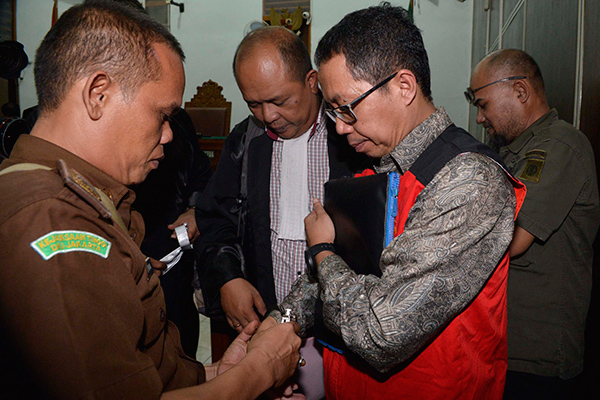 Joko Driyono (rompi merah)