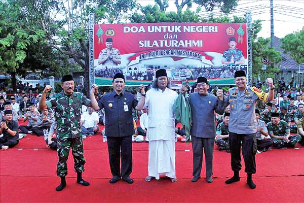Kapolda Jateng Irjen Rycko Amelza Dahniel, Pangdam IV/Diponegoro Mayjen TNI M Effendi, Wakil Gubernur Jawa Tengah Taj Yasin, ulama Ahmad Muw