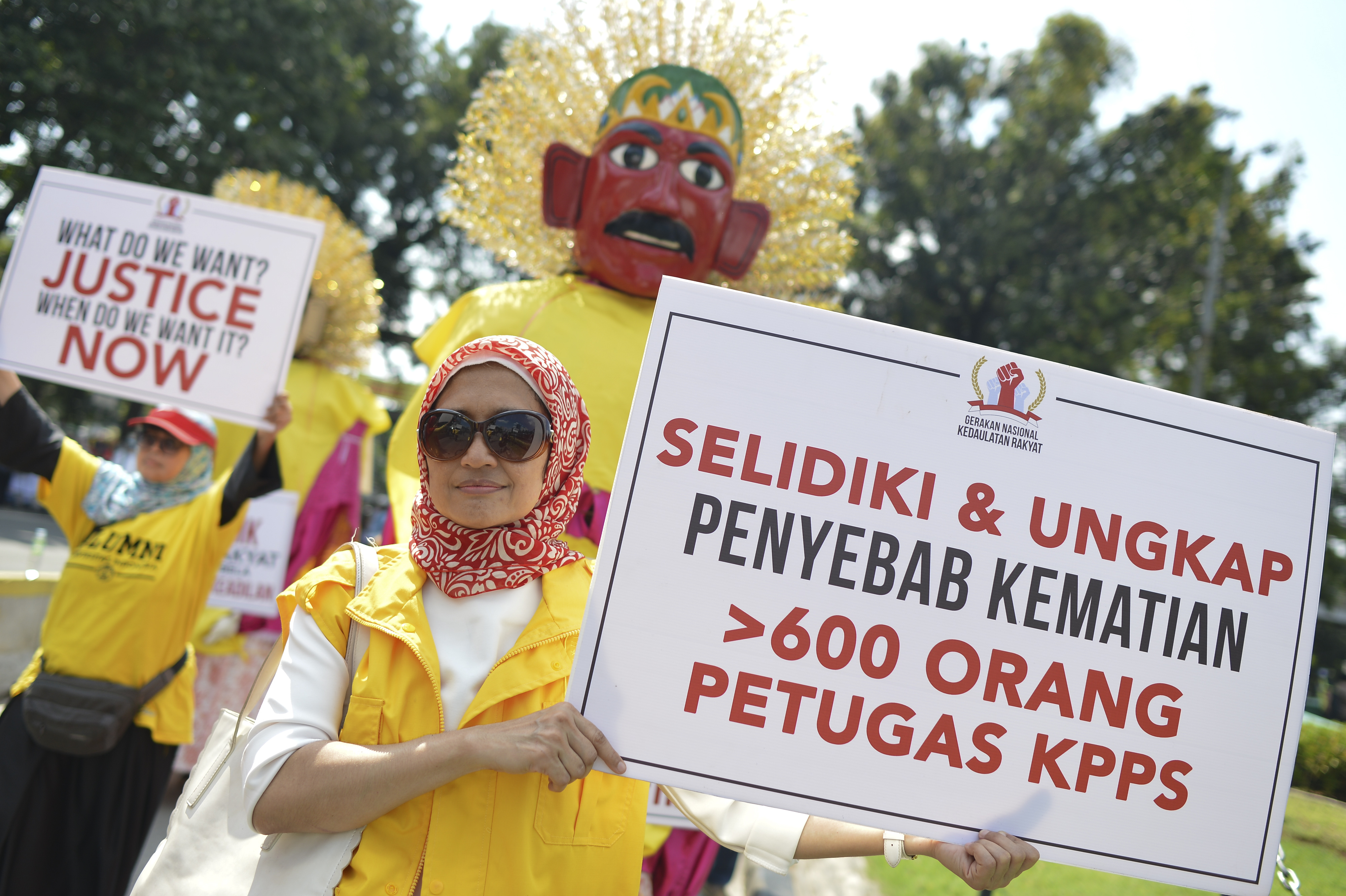 Massa aksi yang mengatasnamakan alumni Universitas Indonesia berunjuk rasa di kawasan Jalan Medan Merdeka Barat, Jakarta, Selasa (18/6).