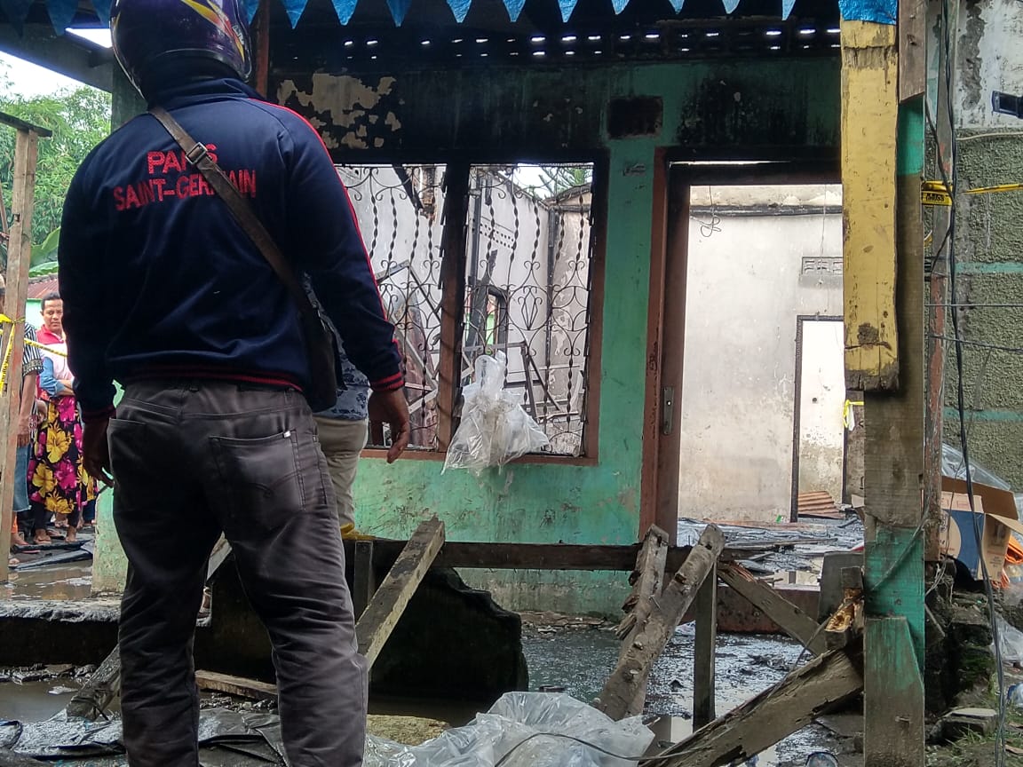 Warga di lokasi pabrik mancis terbakar di Kabupaten Langkat, Sumatra Utara, Jumat (21/6).