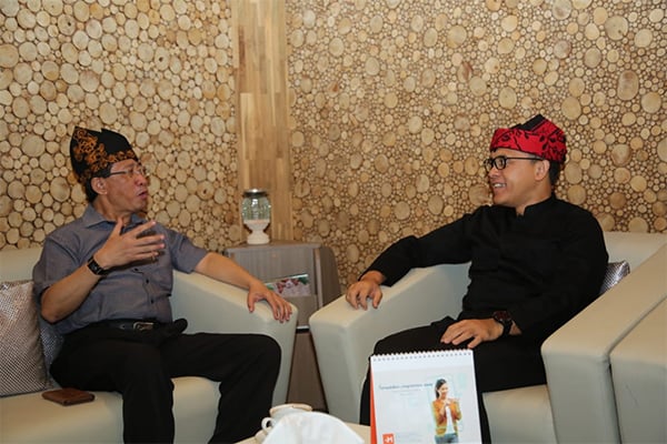 Bupati Banyuwangi Abdullah Azwar Anas (kanan), Dubes Luar Biasa dan Berkuasa Penuh untuk Federasi Rusia Mohamad Wahid Supriyadi (kiri)