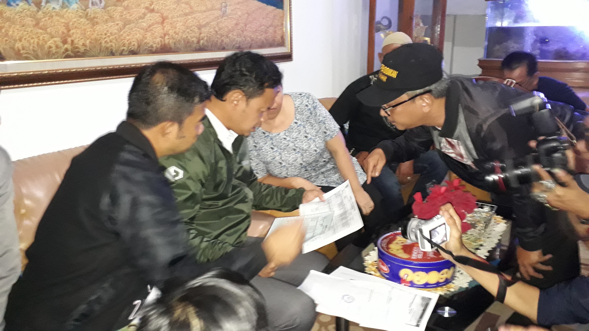 Wali Kota Bogor Bima Arya (kedua dari kiri) saat menkroscek ke pemilik rumah (perempuan) terkait nama dan alamat calon peserta PPDB