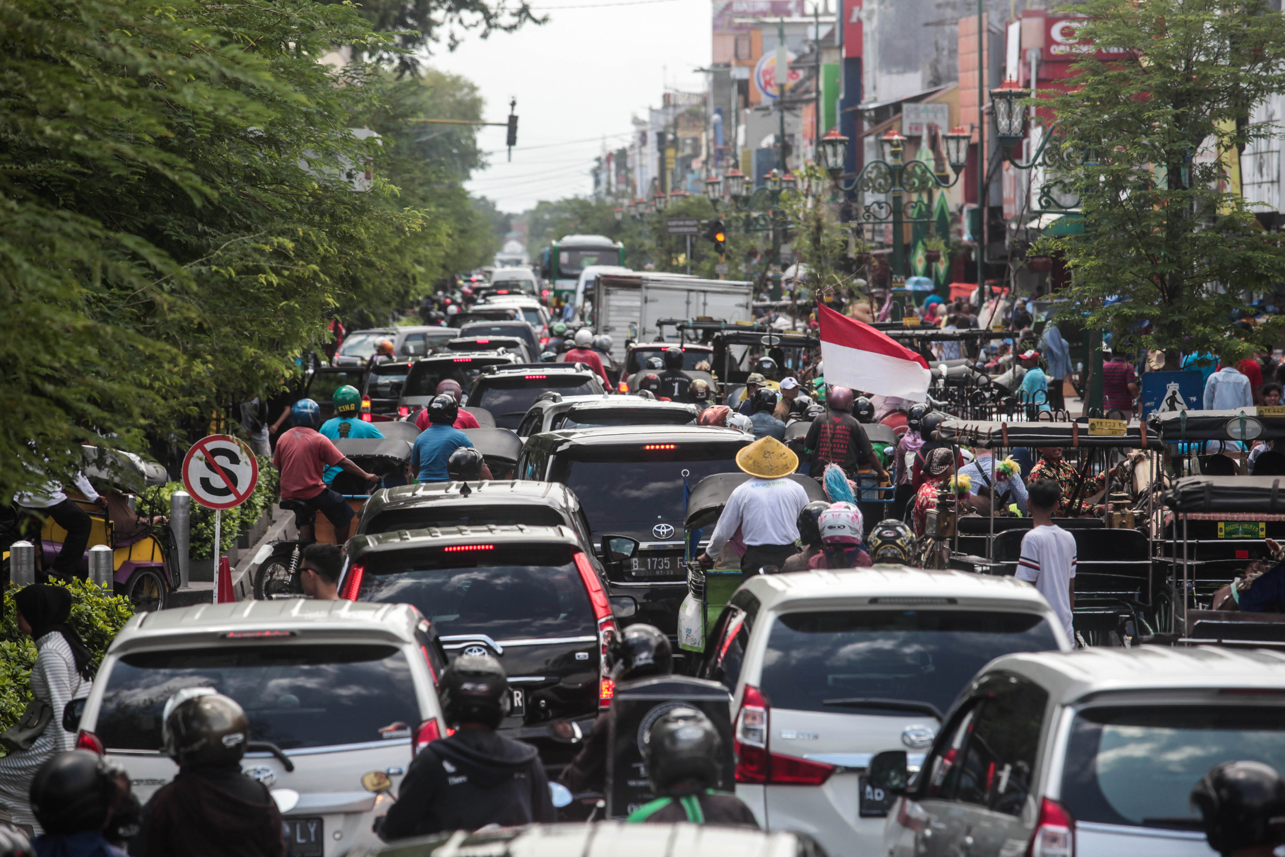  Sejumlah kendaraan memadati Jalan Malioboro, Yogyakarta,