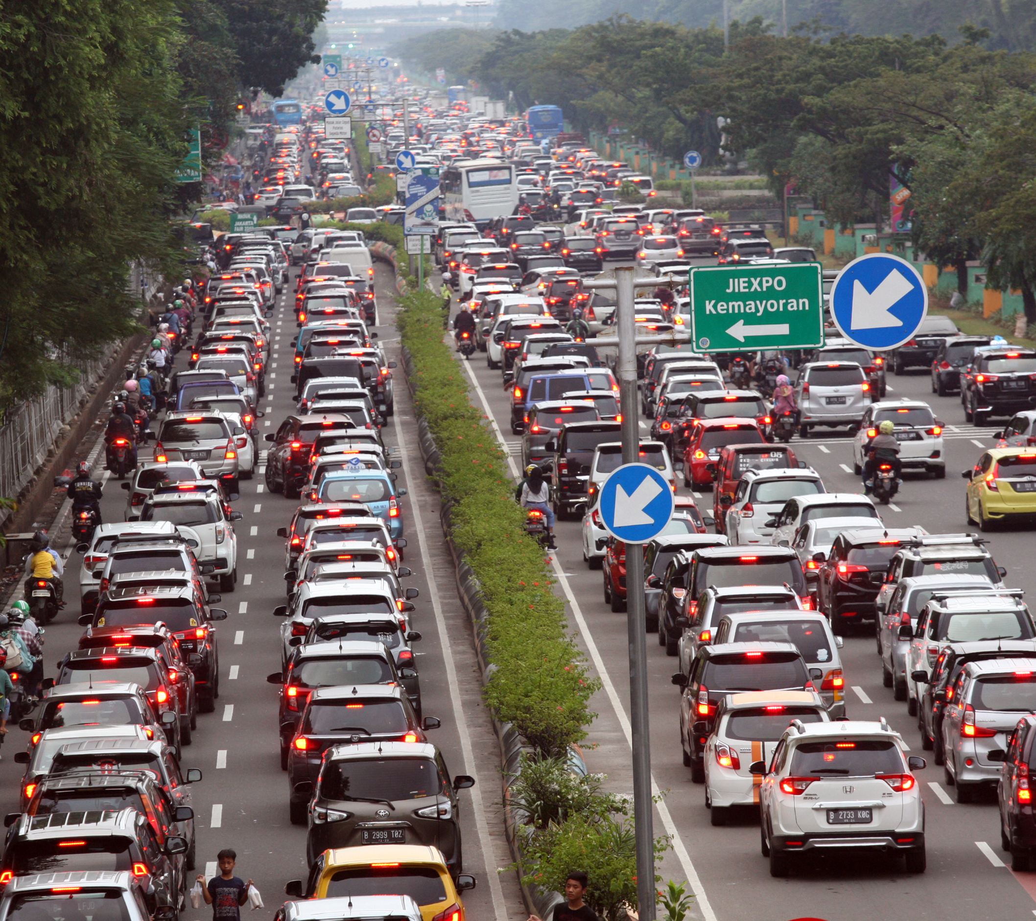 Antrean kendaraan di jalan Benyamin Suaeb menuju pintu masuk Jakarta Fair, Kemayoran, Sabtu (8/6).