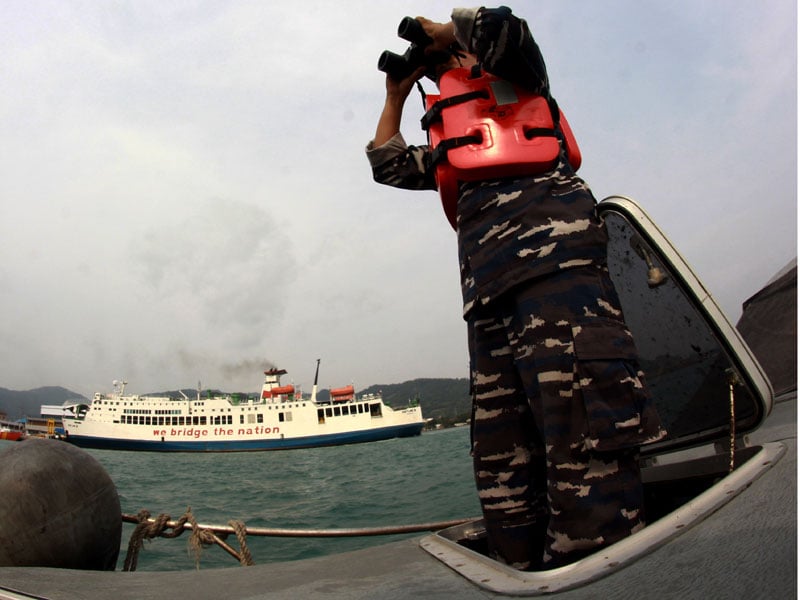 Angggota TNI AL melakukan patroli pengamanan di sekitar Pelabuhan Merak, Banten.