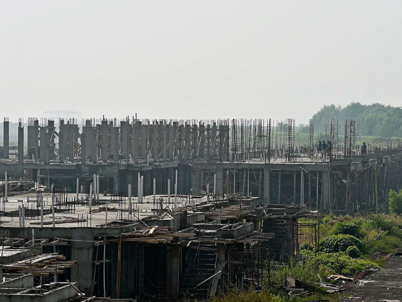 Deretan bangunan yang berada di kawasan Pulau D hasil reklamasi, di kawasan pesisir Jakarta, Senin (17/6/2019).