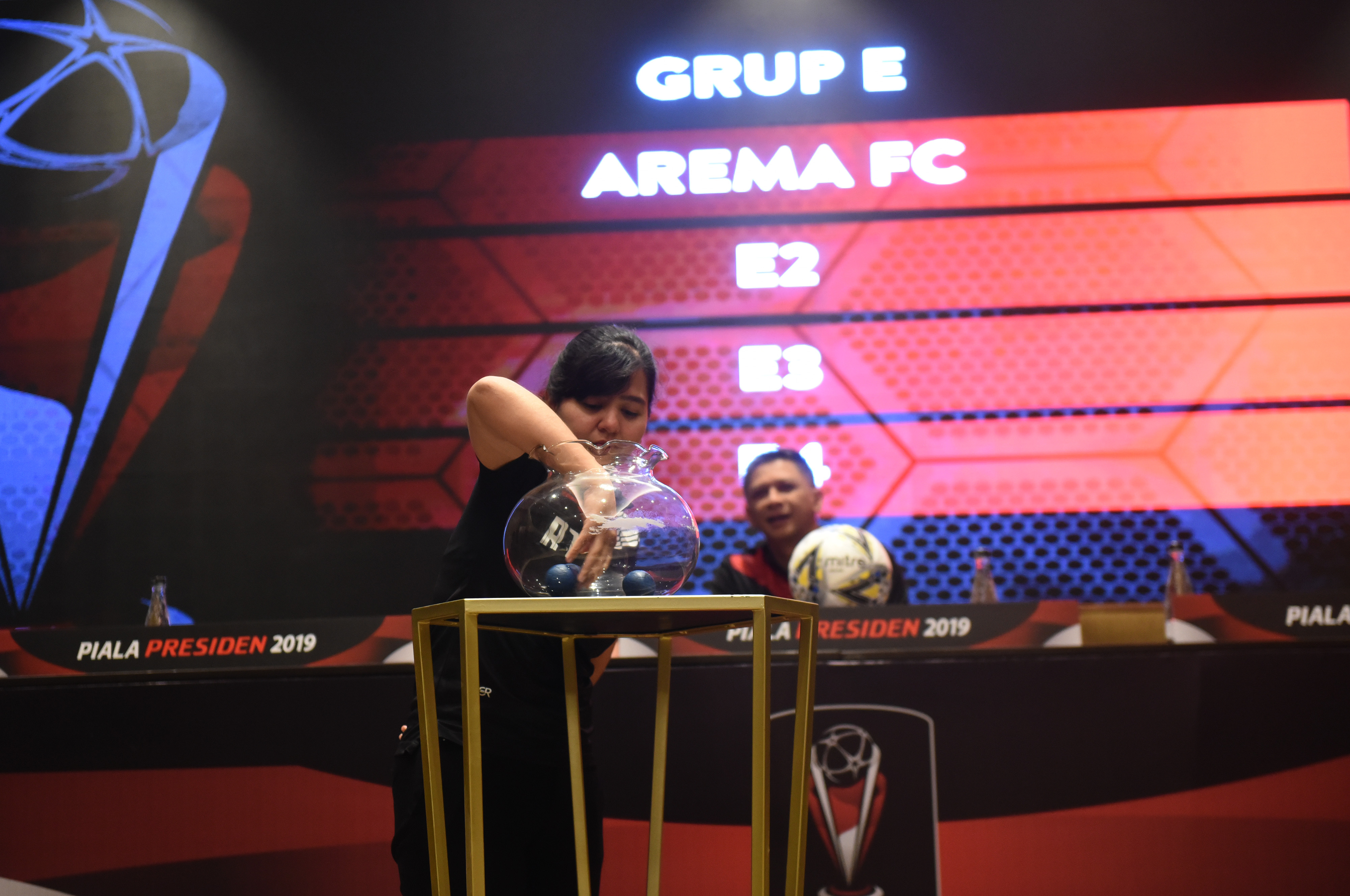 Sekjen PSSI Ratu Tisha Destria (kiri) mengundi tim peserta disaksikan Ketua Panitia Penyelenggara Piala Presiden 2019 Iwan Budianto (kanan) 