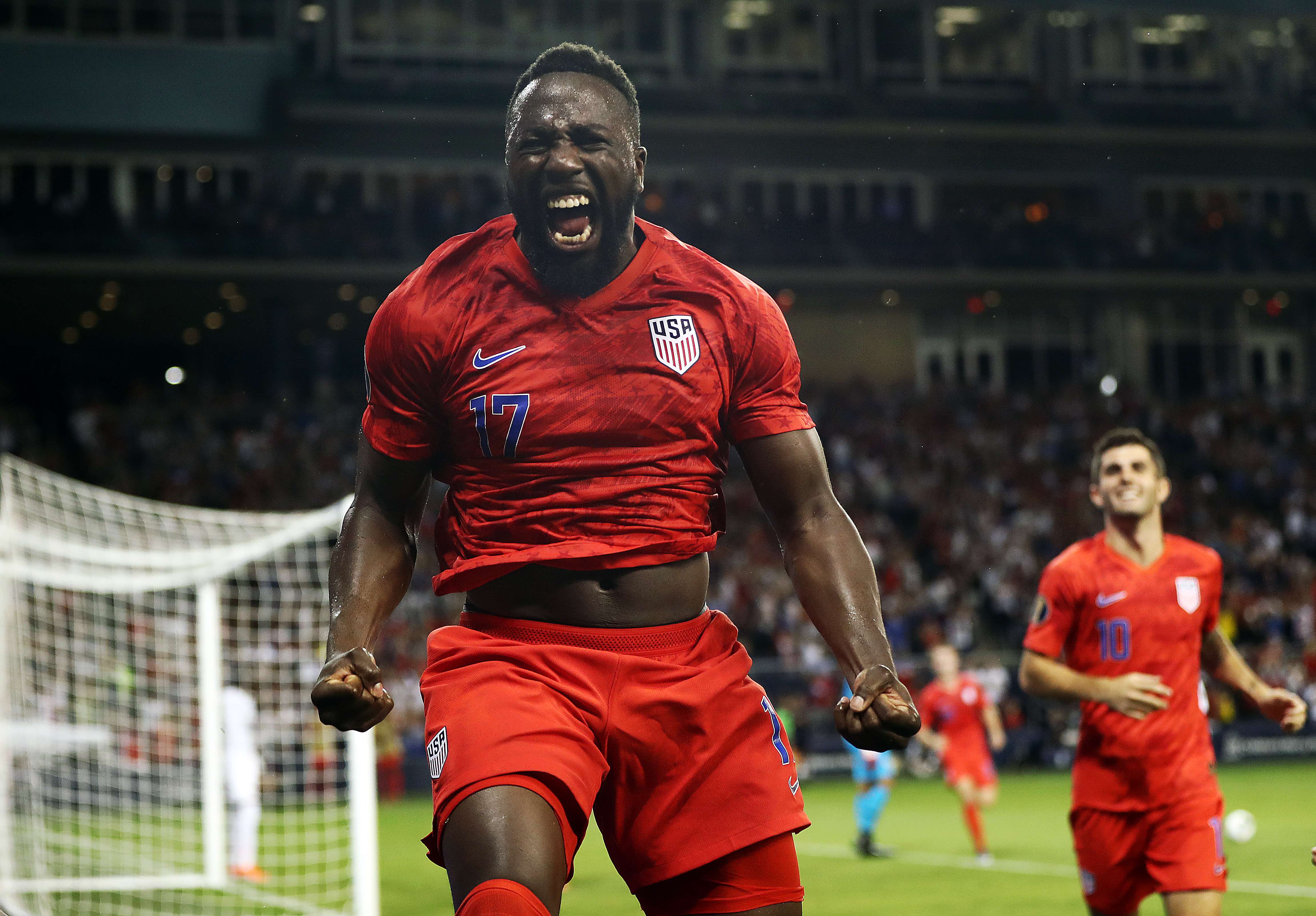 Pemain AS Jozy Altidore merayakan golnya ke gawang Panama dalam laga Piala Emas