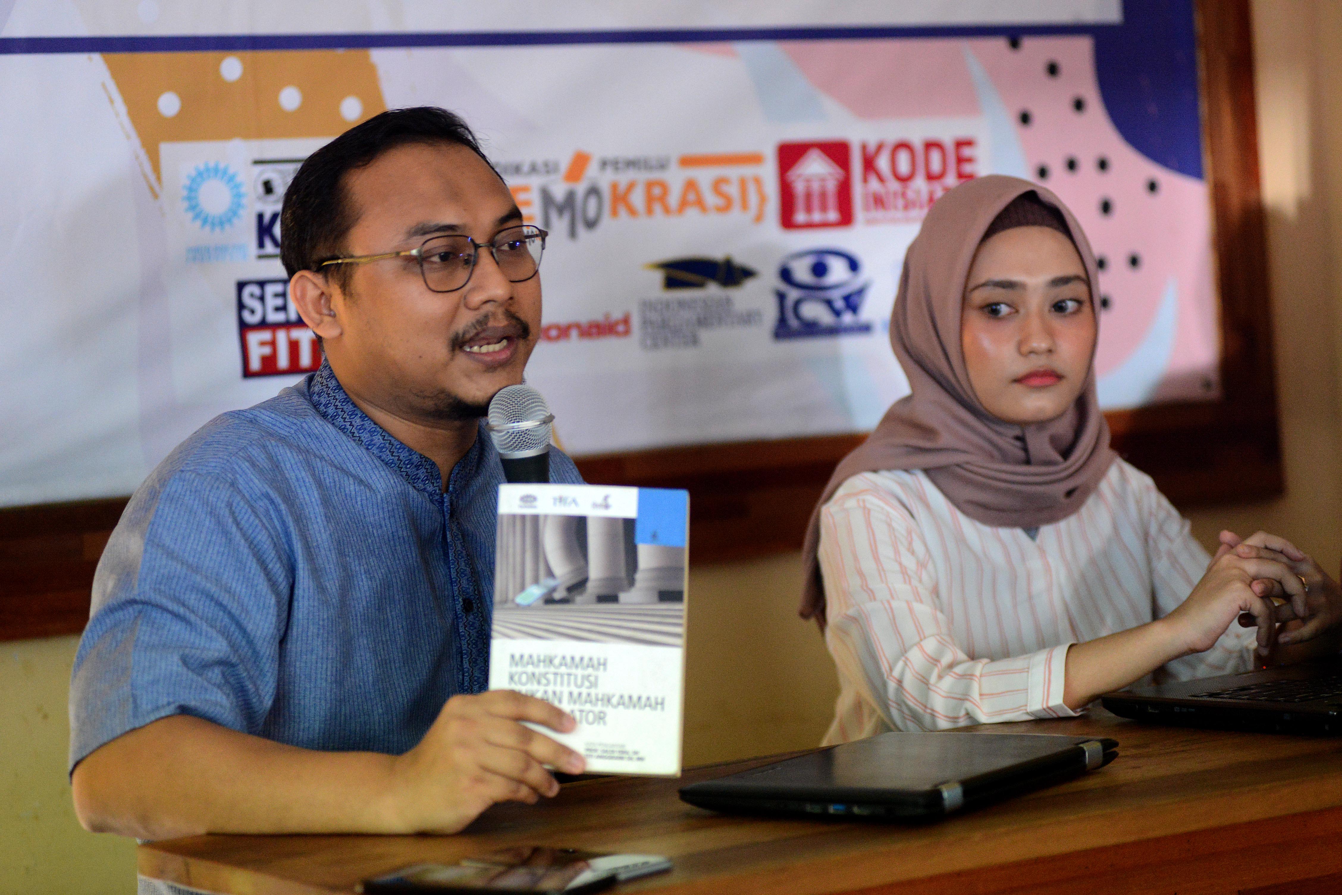 Ketua Konstitusi dan Demokrasi (KoDe) Inisiatif Veri Junaidi (kiri) di Jakarta, Minggu (26/5).