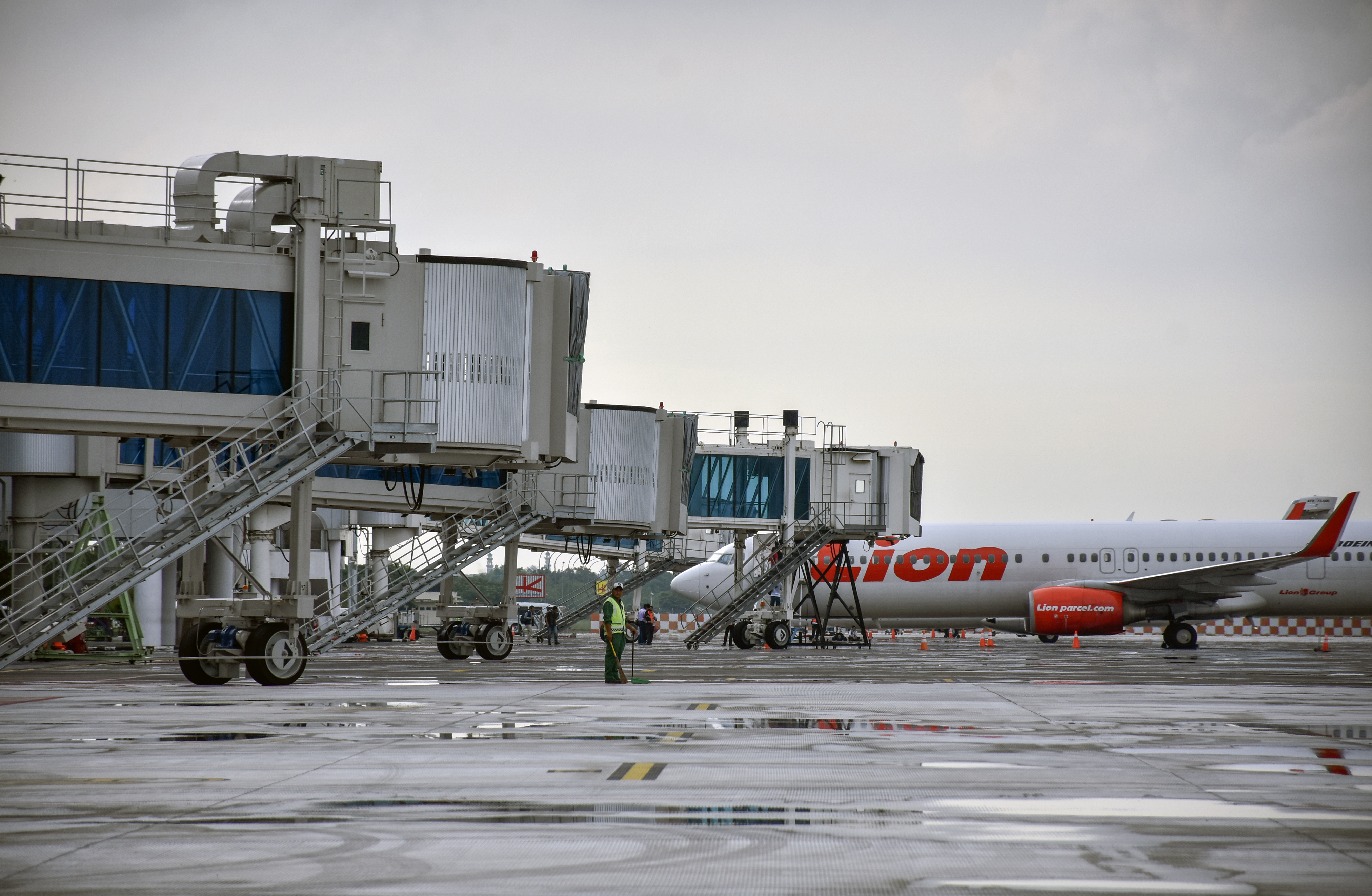 Ilustrasi pesawat berada di apron Lombok International Airport (LIA) di Praya, Lombok Tengah, NTB, Jumat (22/2).