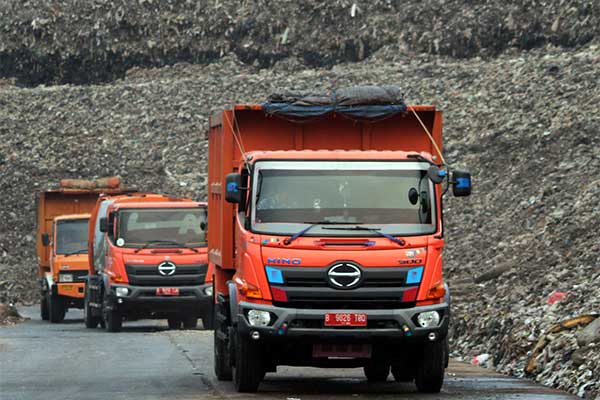 Sejumlah truk pengangkut sampah di area Tempat Pengolahan Sampah Terpadu (TPST) Bantar Gebang, di Bekasi,  Jawa Barat, Jumat (19/10/2018). 
