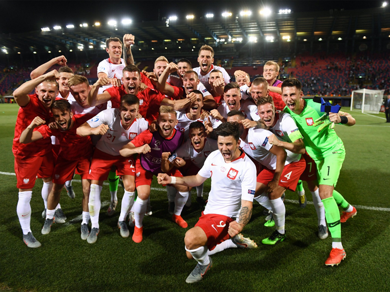 Para pemain Polandia merayakan kemenangan mereka atas Italia