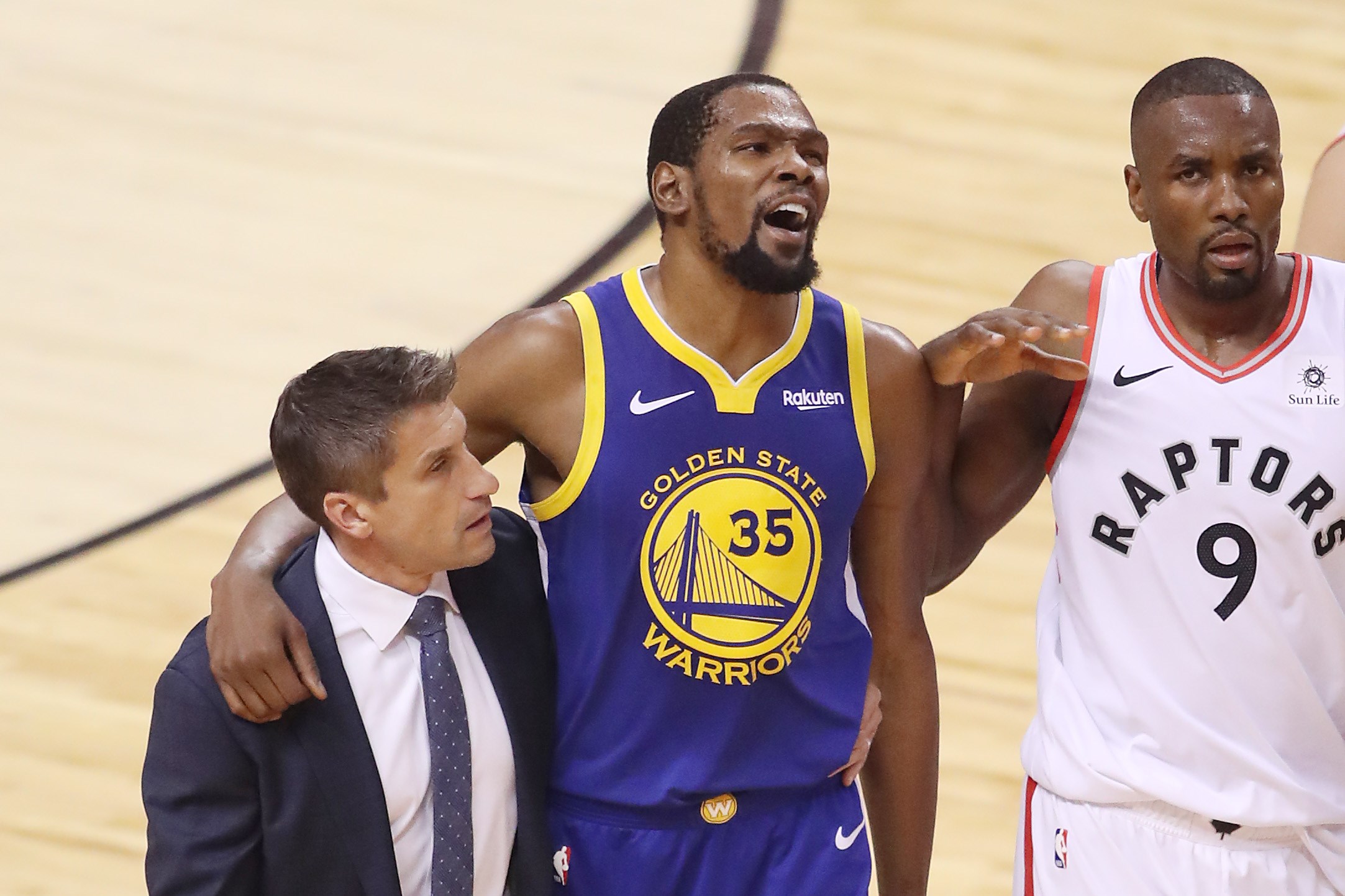 Kevin Durant mengerang kesakitan saat meninggalkan lapangan dalam laga Gim 5 Final NBA antara Warriors dan Raptors.