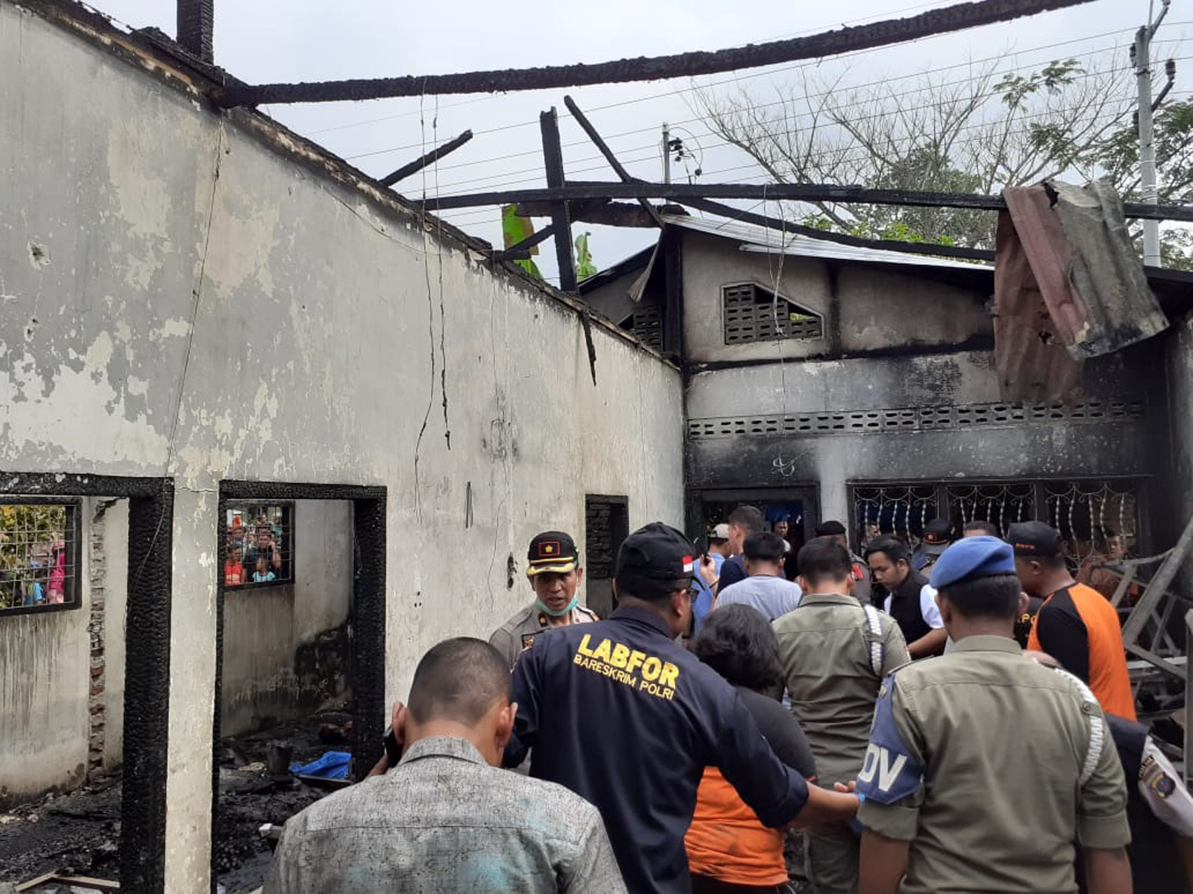 Petugas kepolisian melakukan identifikasi lokasi kebakaran pabrik korek api di Desa Sambirejo Kecamatan Binjai Kabupaten Langkat