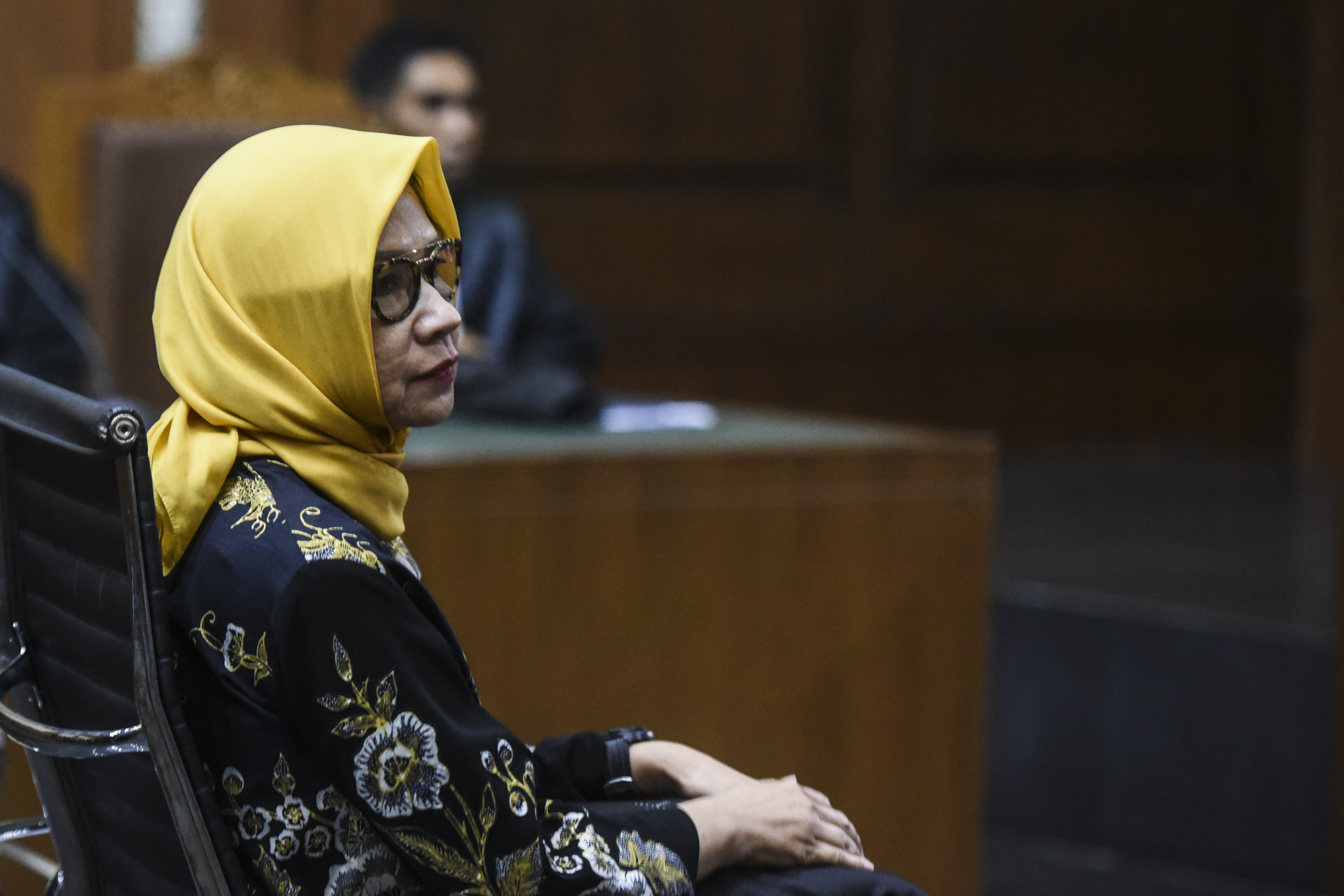  Karen Agustiawan mendengarkan pembacaan putusan (vonis) oleh Majelis Hakim di Pengadilan Tipikor, Jakarta, Senin (10/6).