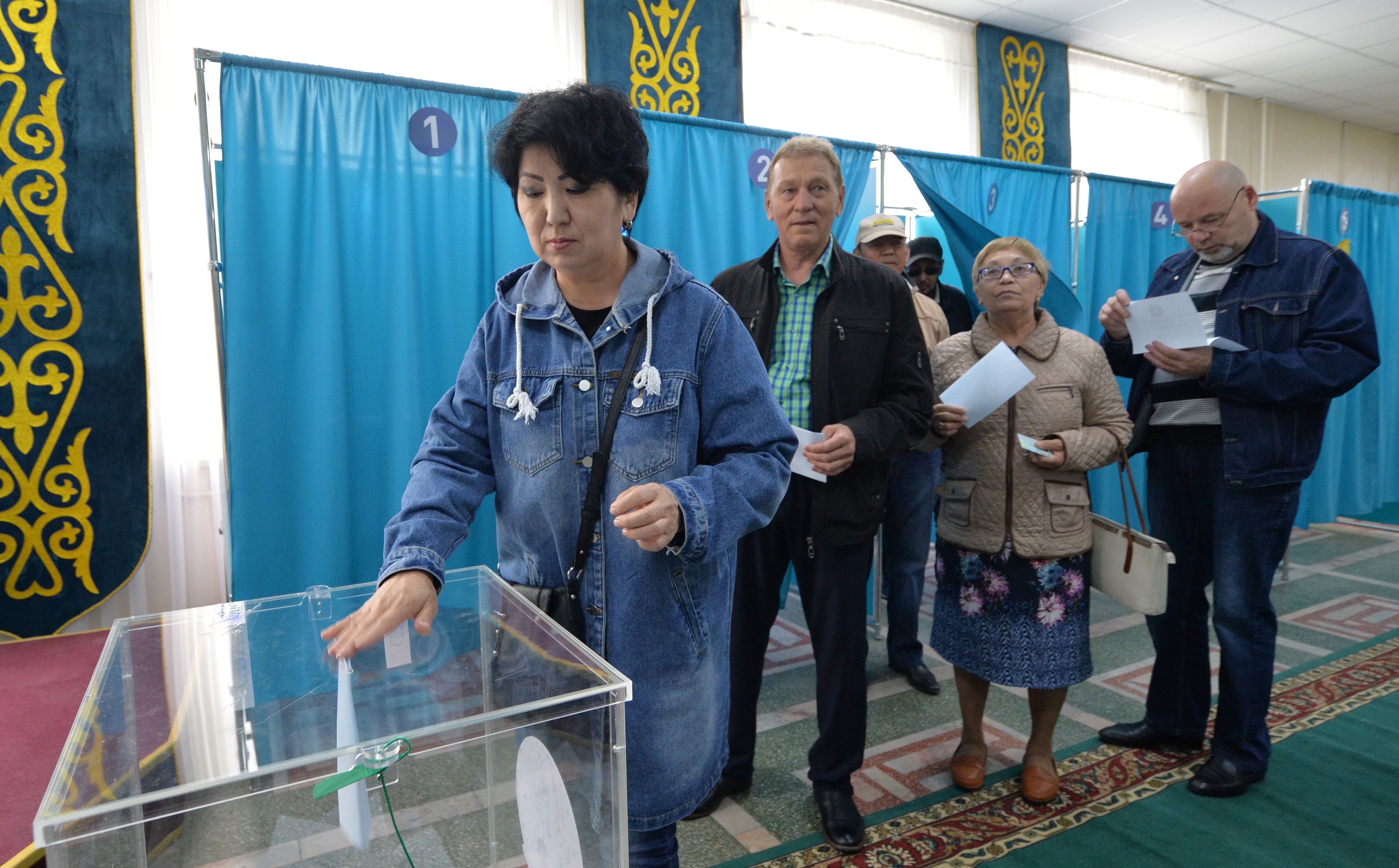 Warga memberikan suara dalam pemilihan presiden Kazakhstan di Nur-Sultan pada 9 Juni 2019.