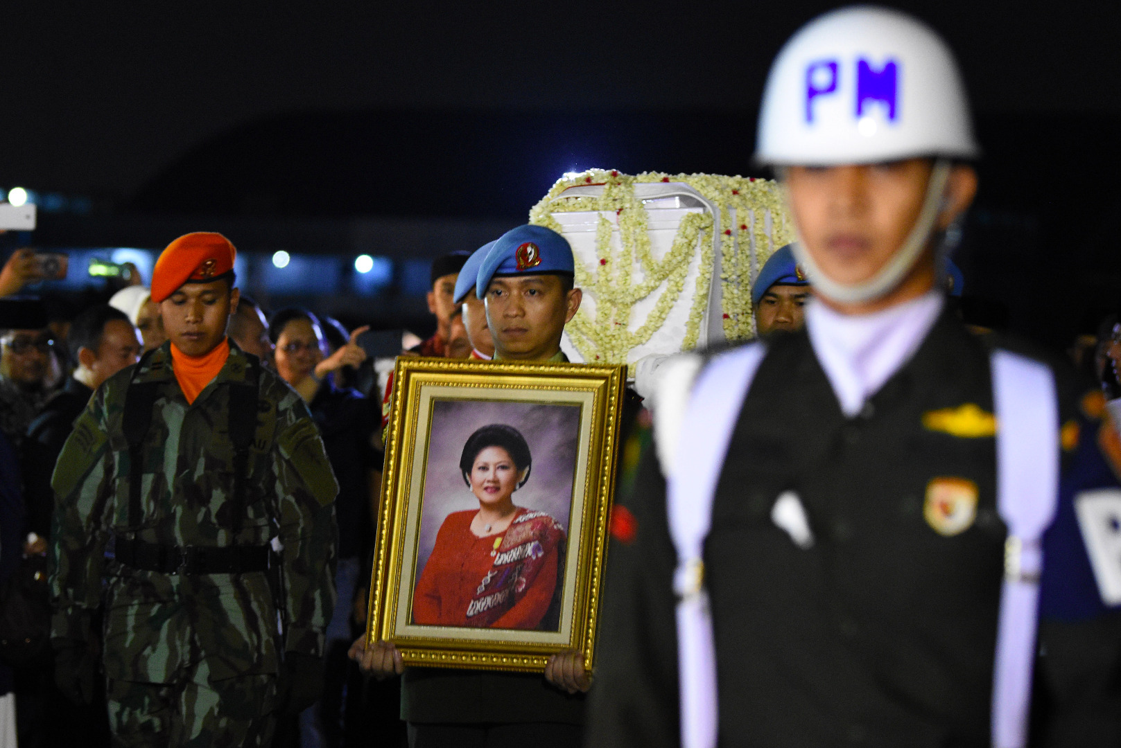Prajurit TNI membawa peti jenazah Ibu Negara periode 2004-2014 Ani Yudhoyono saat tiba di Lanud Halim Perdanakusuma, Jakarta, Sabtu (1/6).
