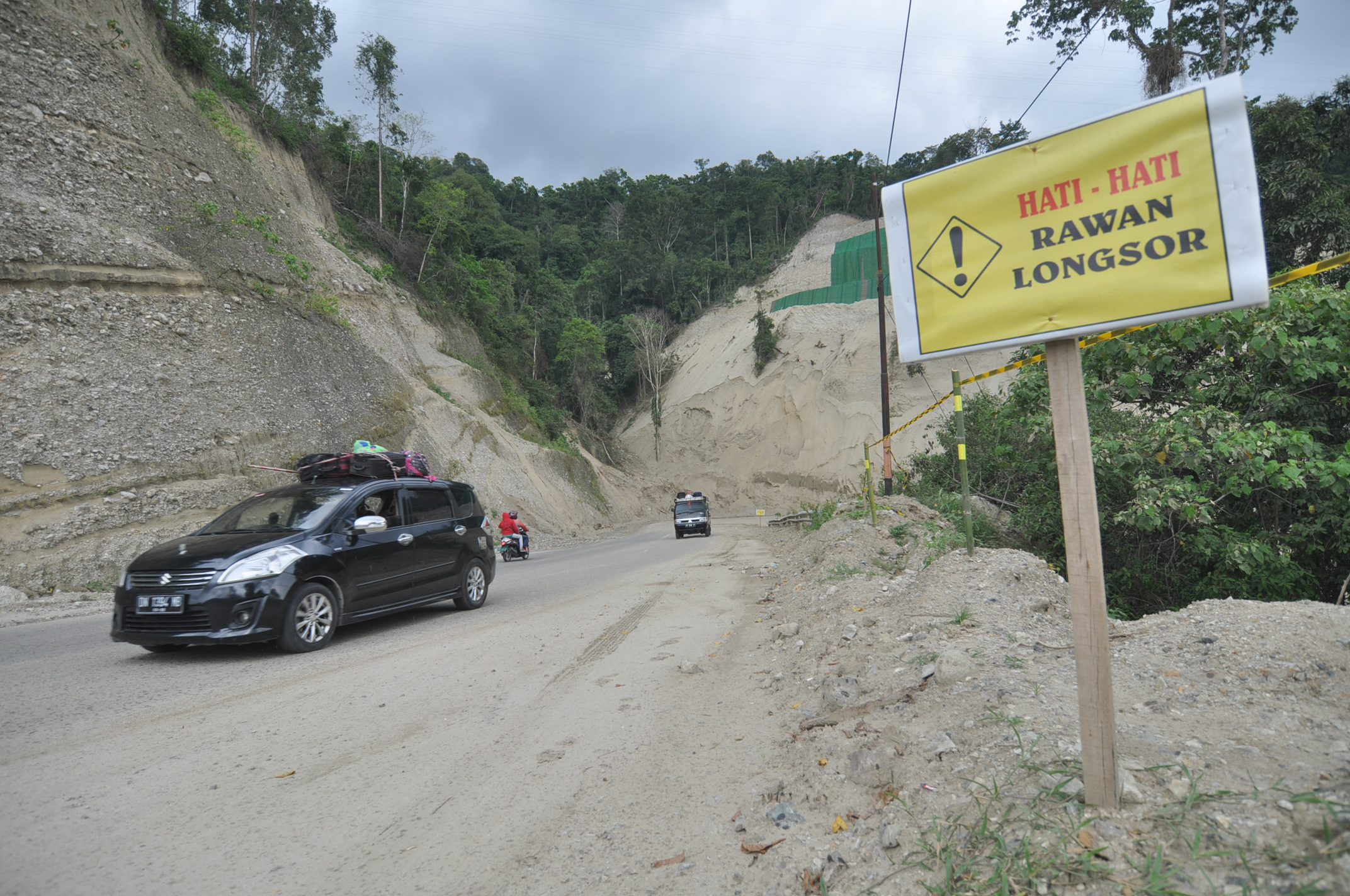 Arus balik Lebaran terganggu dengan terputusnya jalur Trans Sulawesi Sultra dan Sulteng akibat hanyutnya jembatan Dampala, Sabtu (8/6). 