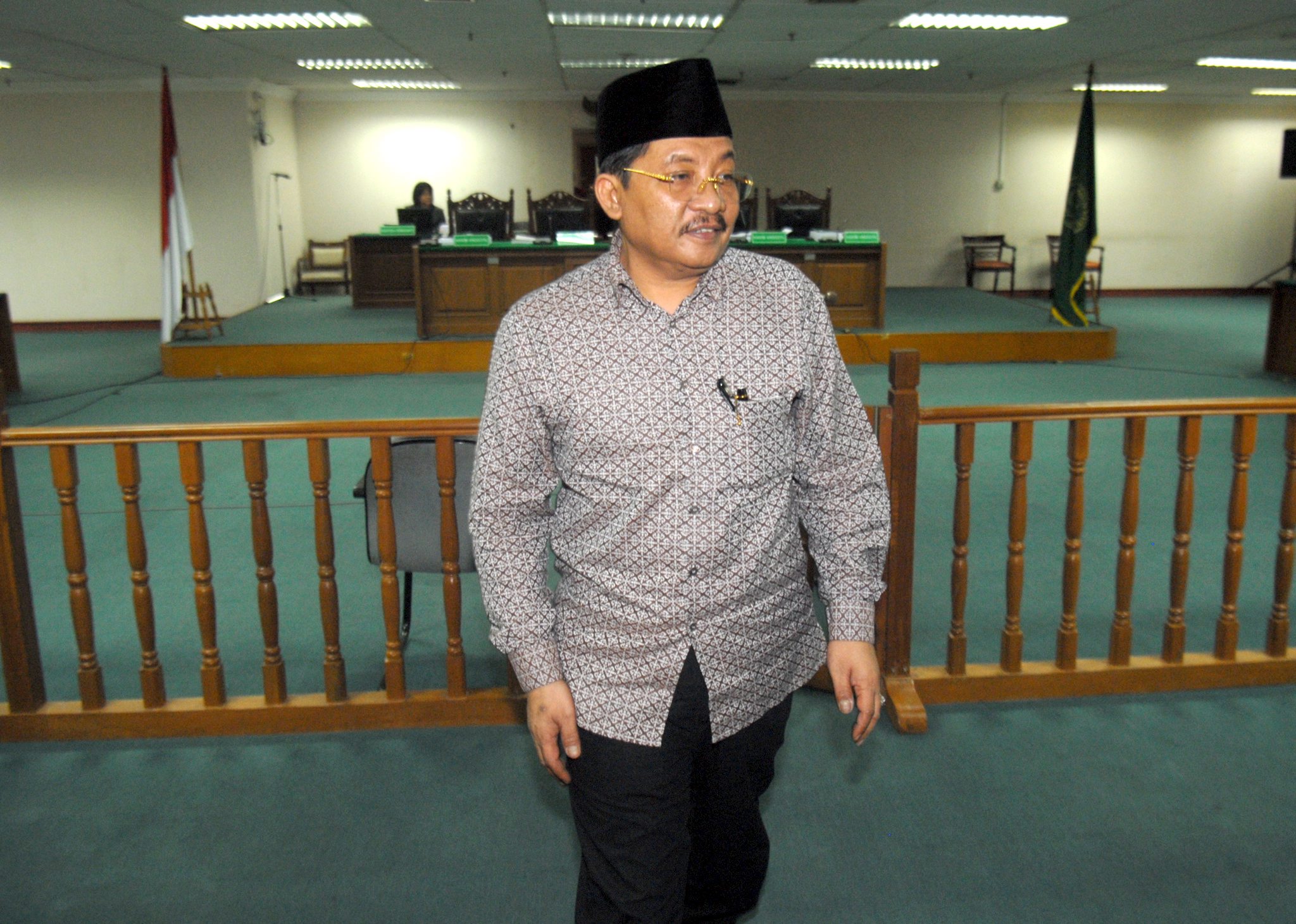 Bupati Pelalawan, Riau, Tengku Azmun Jaafar meninggalkan ruangan usai membacakan pledoi pada sidang korupsi kasus izin usaha