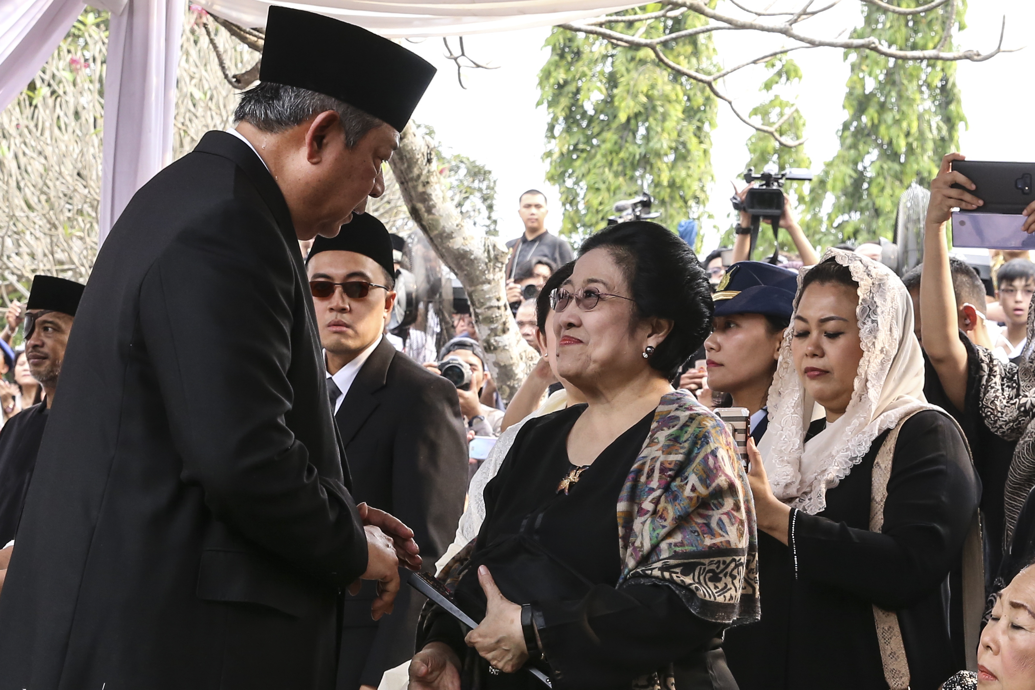 Presiden ke-6 Susilo Bambang Yudhoyono (kiri) berbincang dengan Presiden Ke-5 Megawati Soekarnoputri.